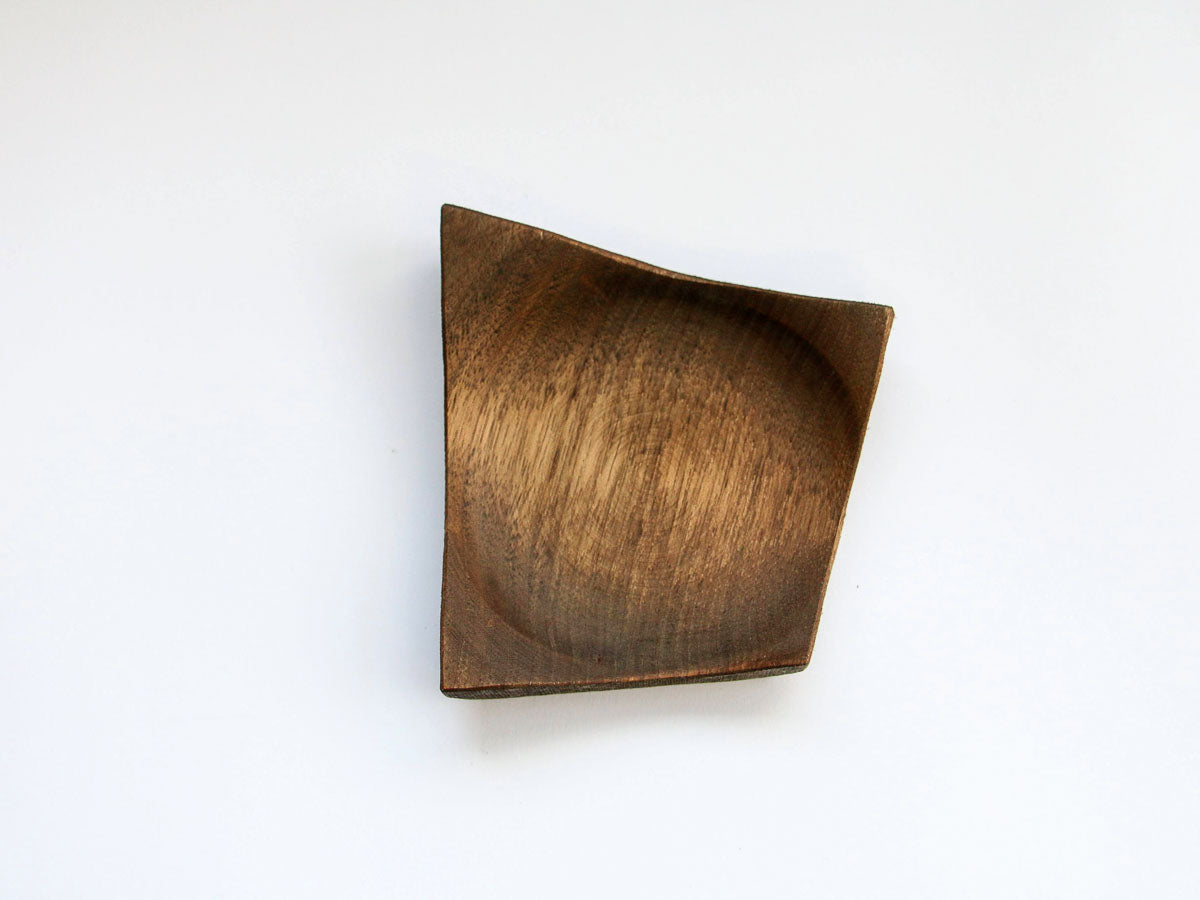 クルミの菱型皿 黒 中【田口慎介】