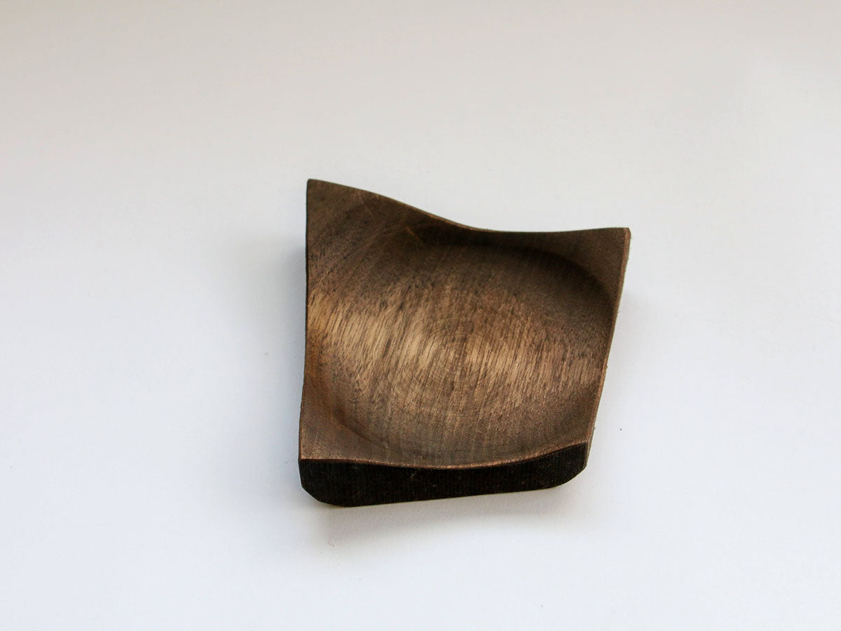 クルミの菱型皿 黒 中【田口慎介】