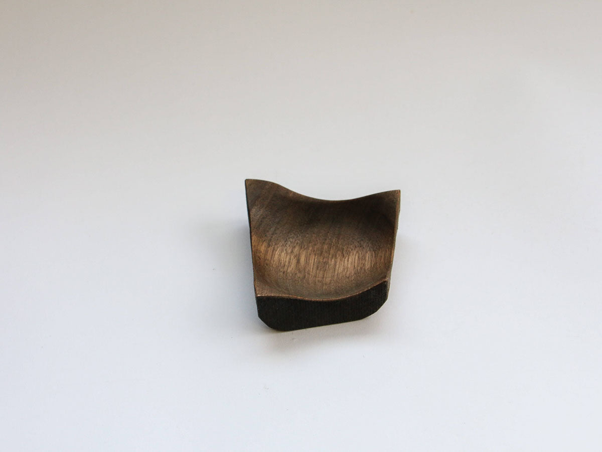 クルミの菱型皿 黒 小【田口慎介】