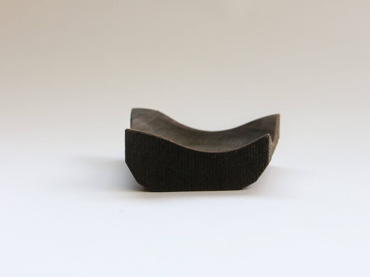 クルミの菱型皿 黒 小【田口慎介】