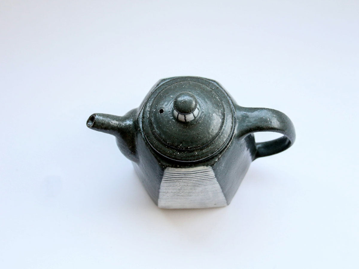 黒釉白地線彫六角ポット【大友辰雄】