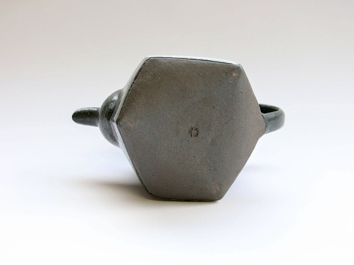 黒釉白地線彫六角ポット【大友辰雄】