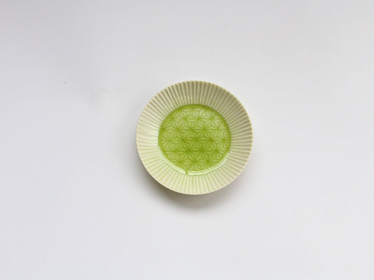 ヒワ釉麻の葉彫り10cm皿【梶謙製磁】