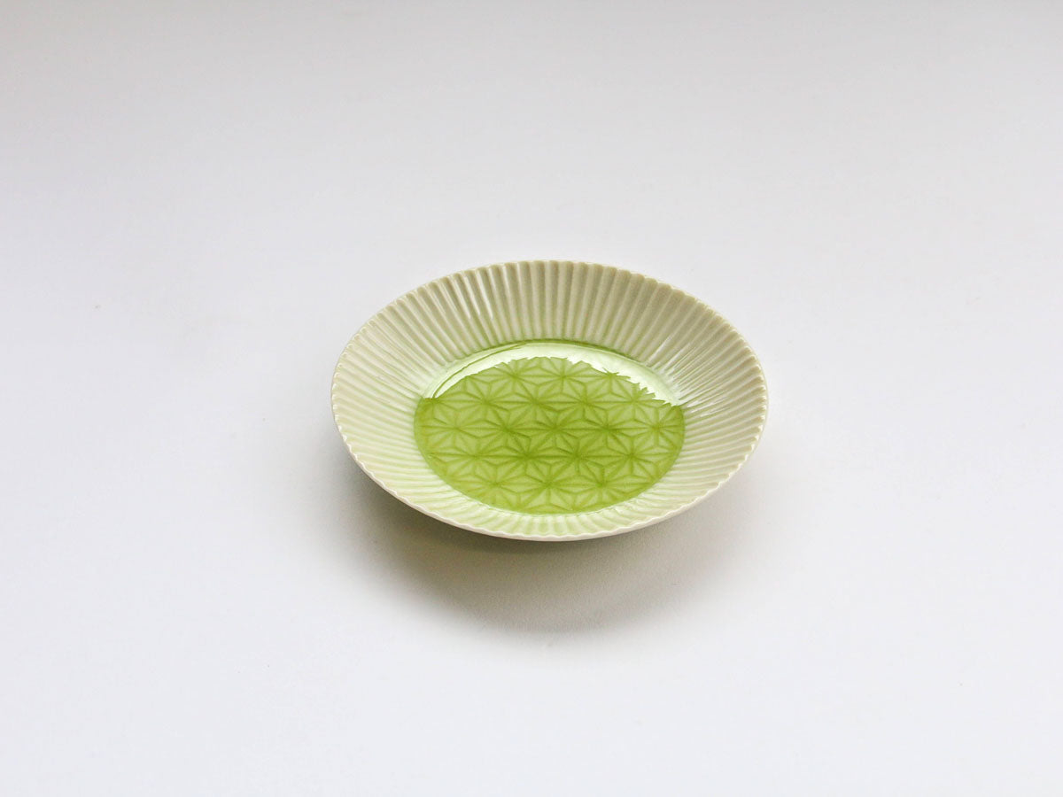 ヒワ釉麻の葉彫り10cm皿【梶謙製磁】