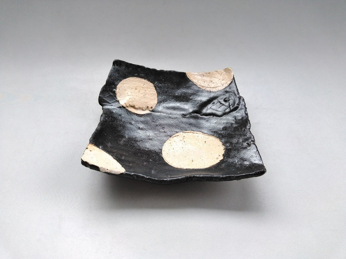 Black glaze round crest pasted corner plate [Kazuhito Yamamoto]