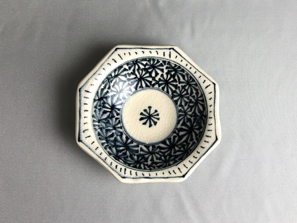 Octagonal plate with rhombus pattern [Kitsuru Seito]