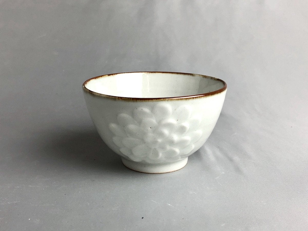 White porcelain chrysanthemum rice bowl [Takusei Kobayashi]