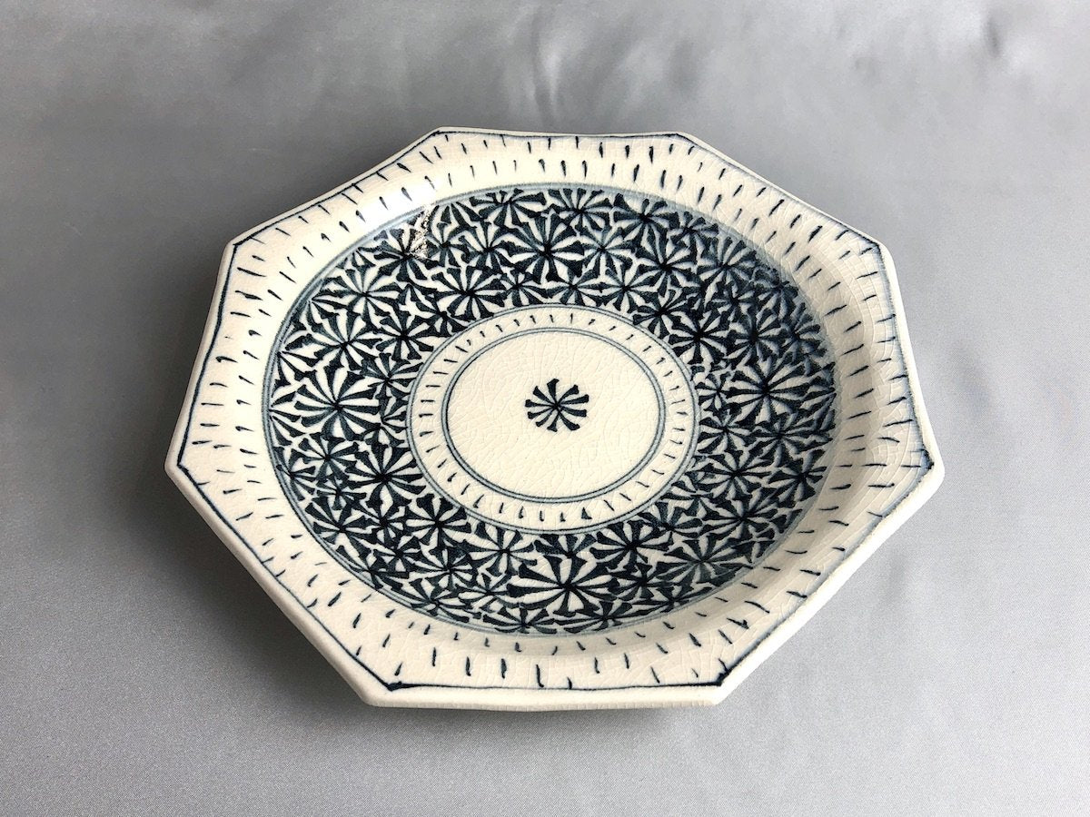 Octagonal shallow bowl with dyed rhombus pattern [Kituru Seito]