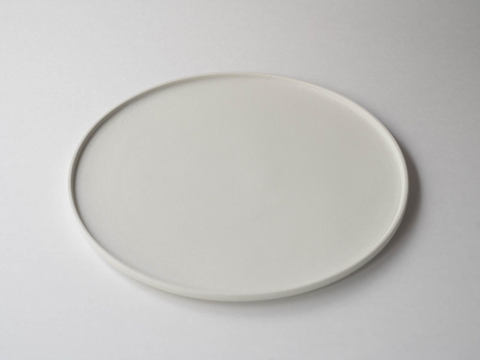 White Amakusa matte blown 27cm round plate with edge [Toetsu kiln]