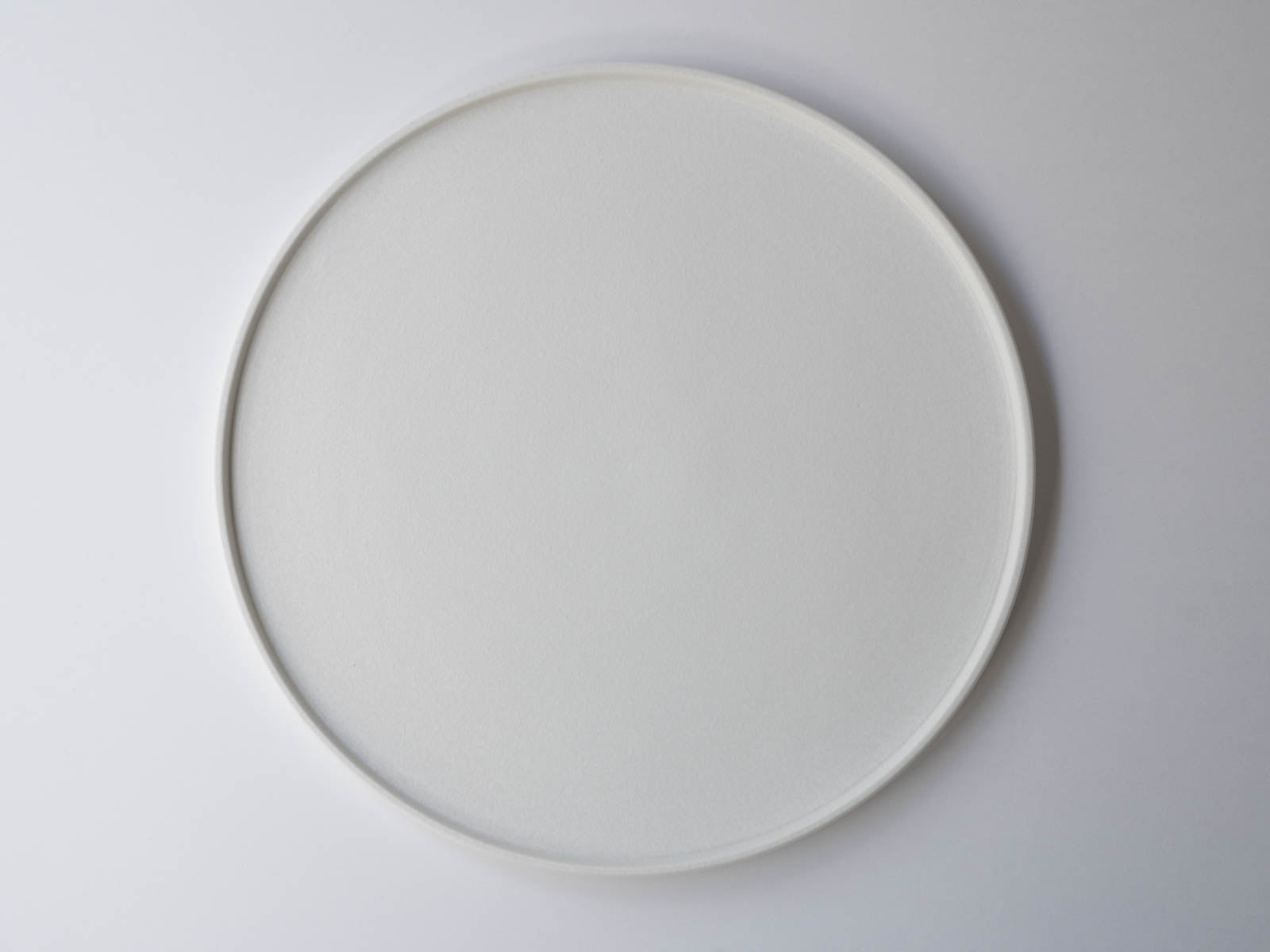 White Amakusa matte blown 27cm round plate with edge [Toetsu kiln]