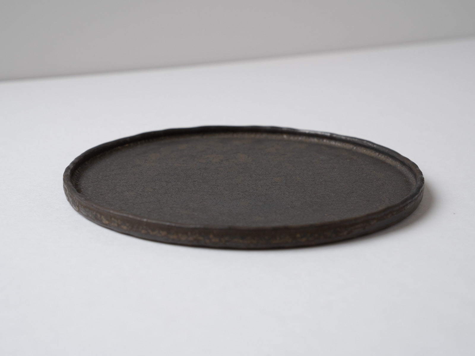 Brown glaze 18cm edged plate [Hideki Yamamoto]