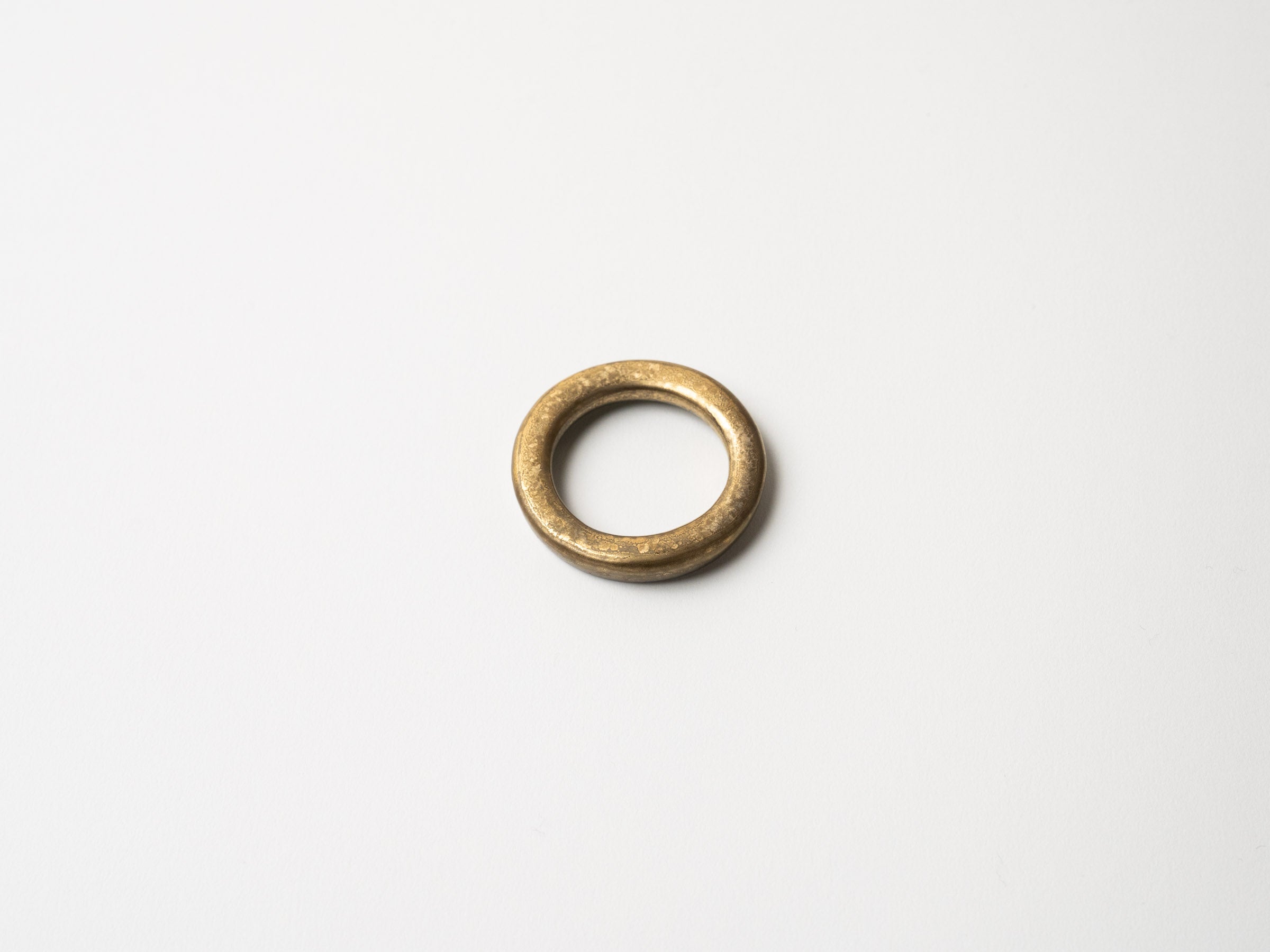 Black yuzu gold-painted round crest chopstick rest [Toetsu Kiln]