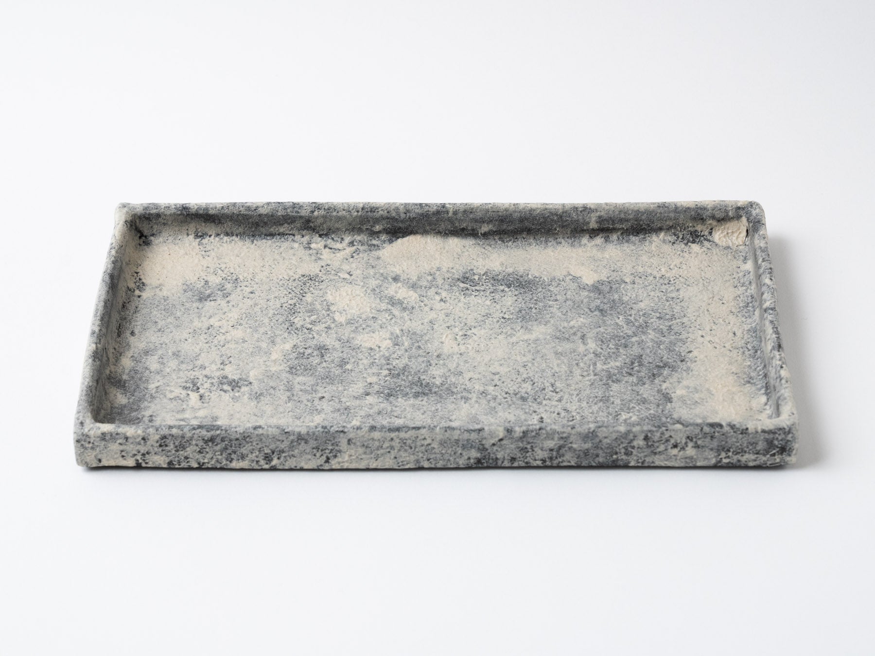 Powdered black rectangular plate large [Taeko Kajiwara]