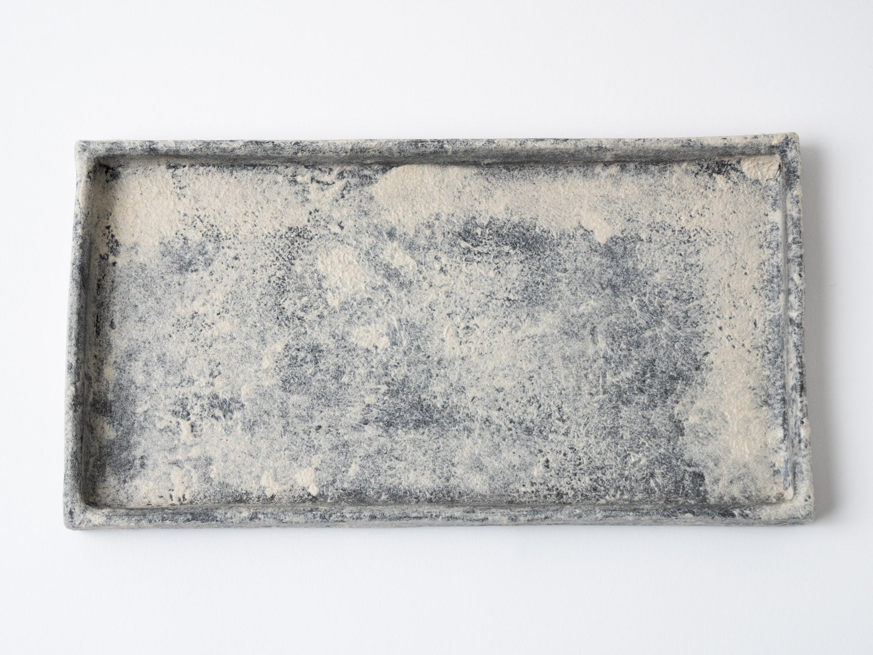 Powdered black rectangular plate large [Taeko Kajiwara]