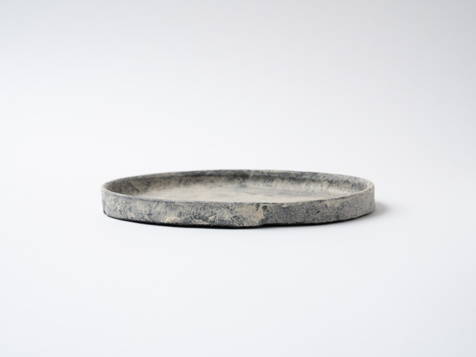 Powdered black oval plate [Taeko Kajiwara]