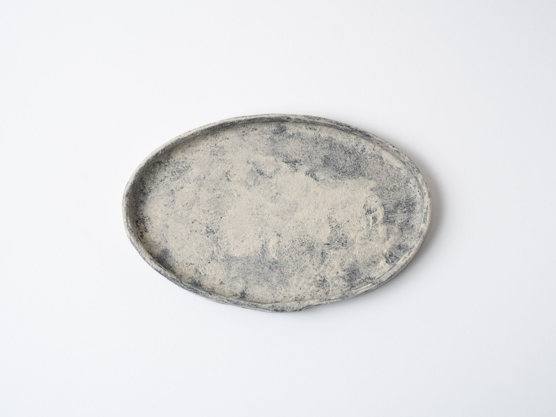 Powdered black oval plate [Taeko Kajiwara]