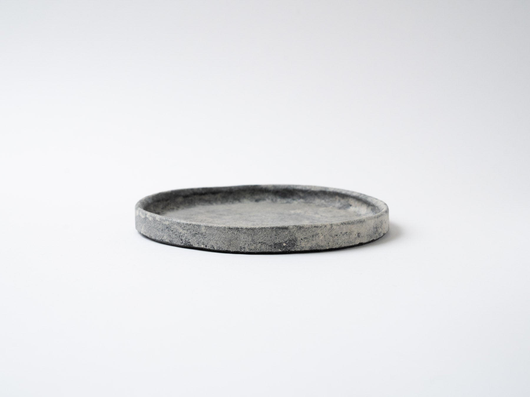 Powdered black round plate medium [Taeko Kajiwara]