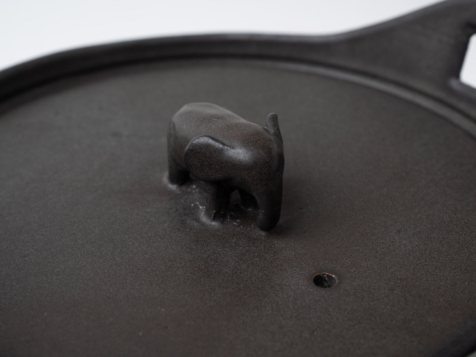 Medium elephant with handle [Ryo Makita Exhibition]