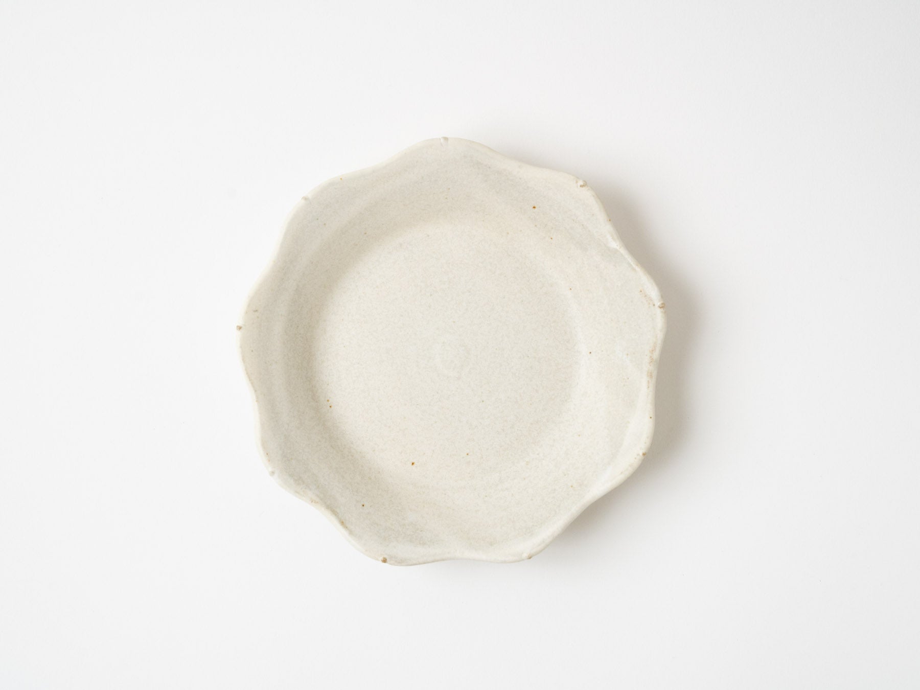 White matte 5-inch wave edge plate [Yui Higuchi]
