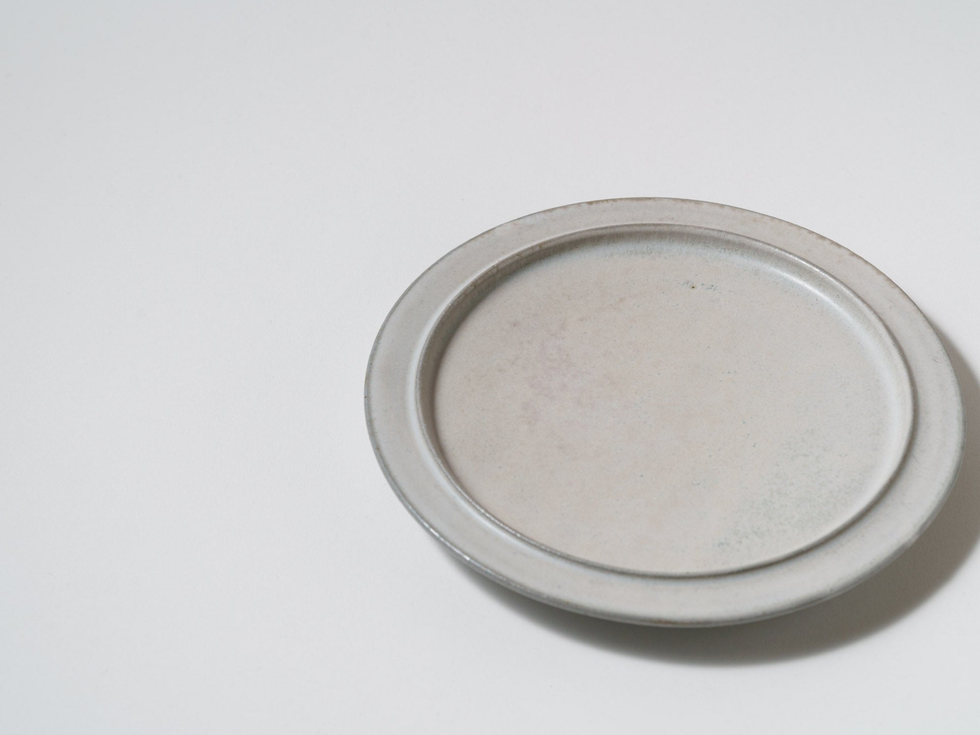 6 inch rim plate ash glaze [Kazuya Murao]