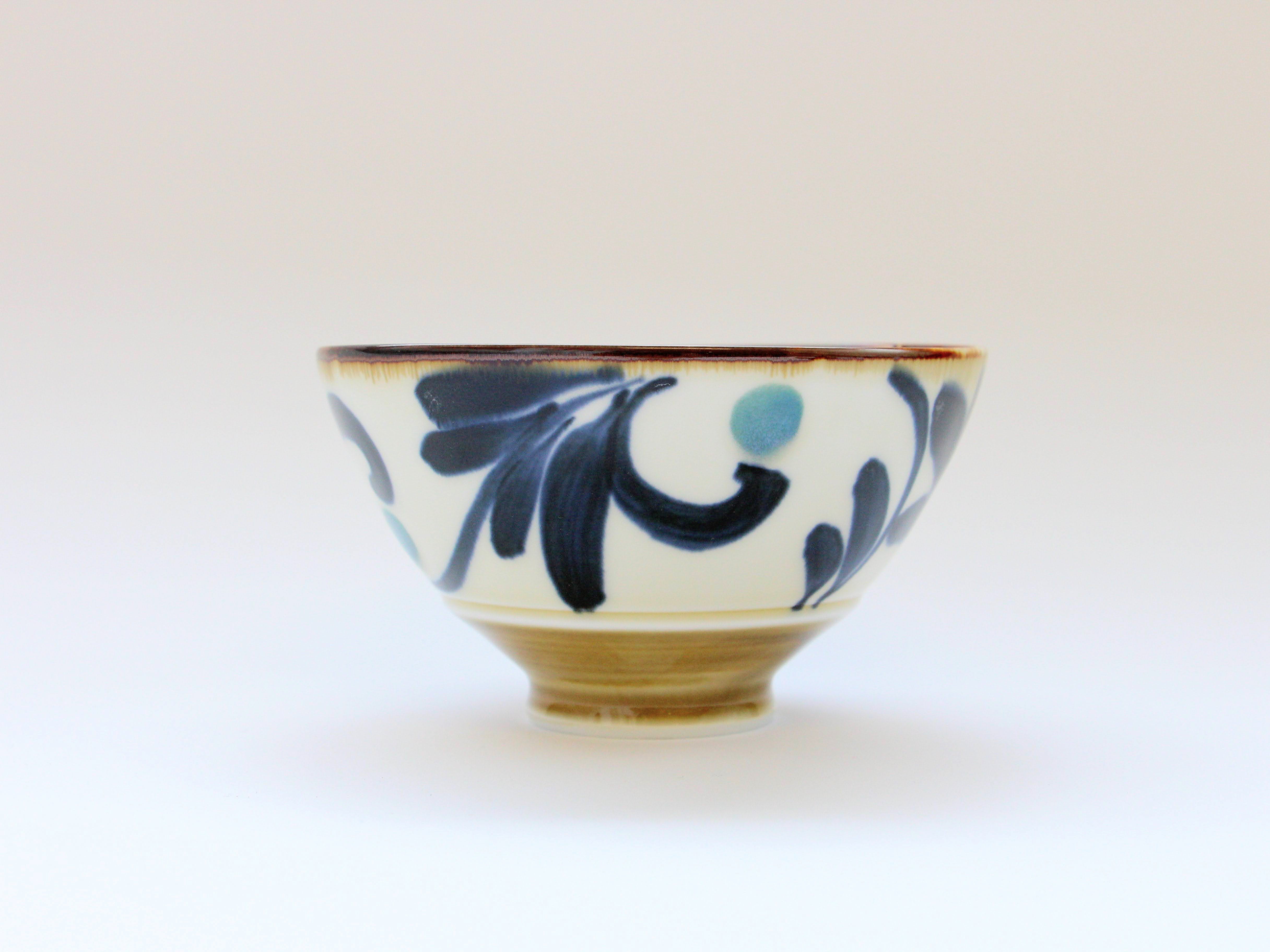 Amber arabesque rice bowl blue [Fukumine Kiln]