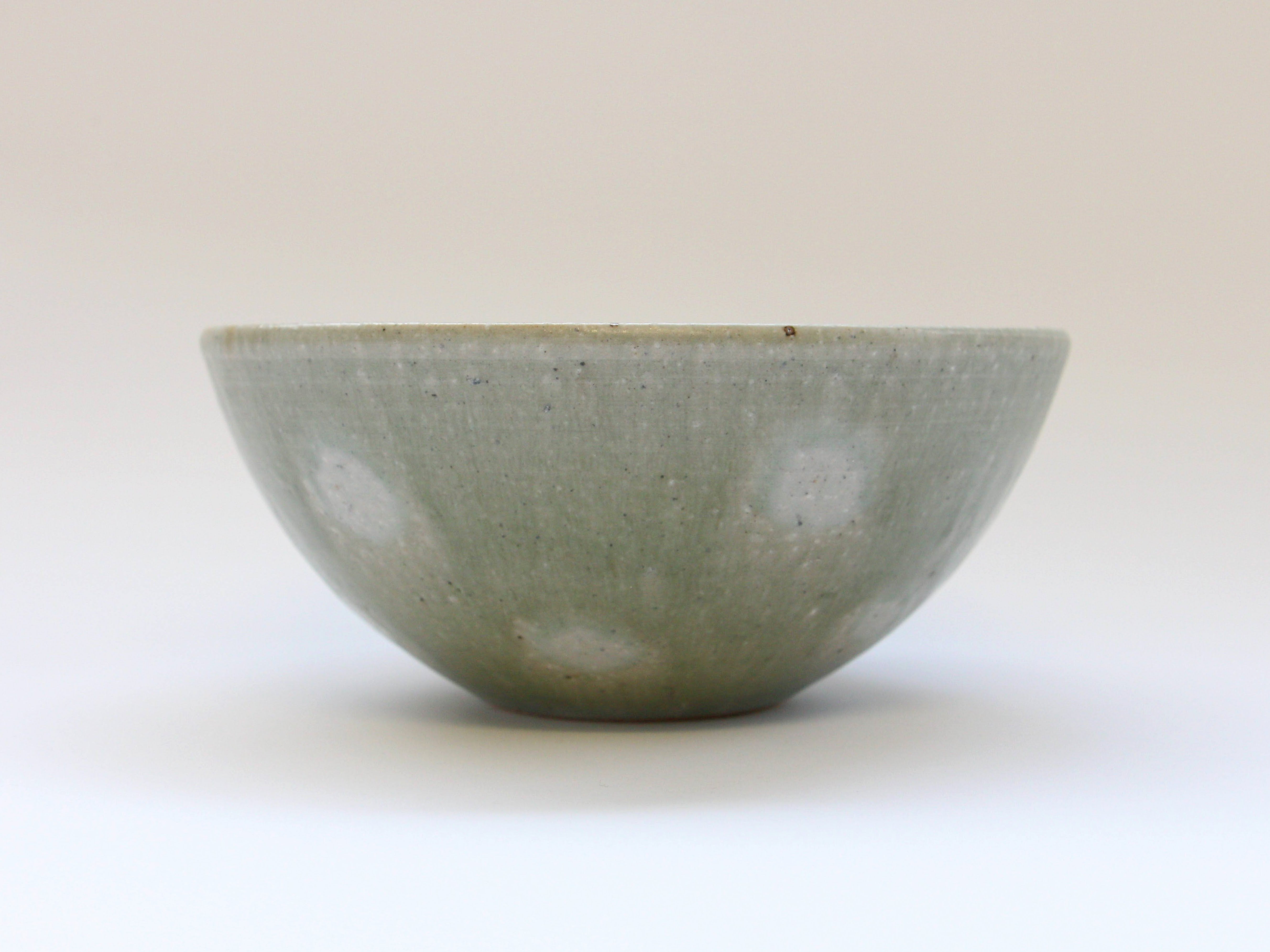 Ash glaze dot 6-inch round bowl [Tatsuo Otomo]
