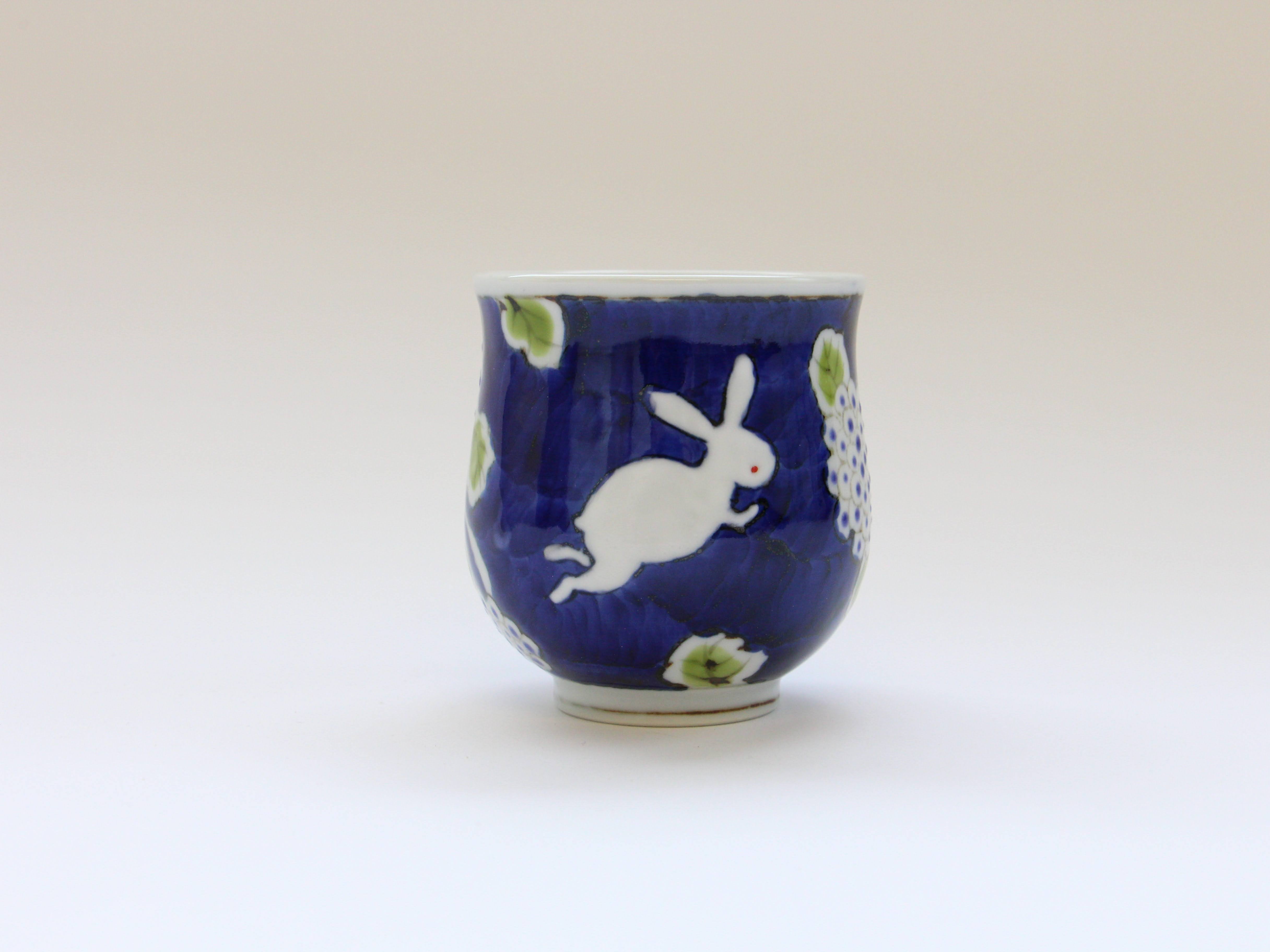 Dark flower rabbit teacup large [Tokushichigama]