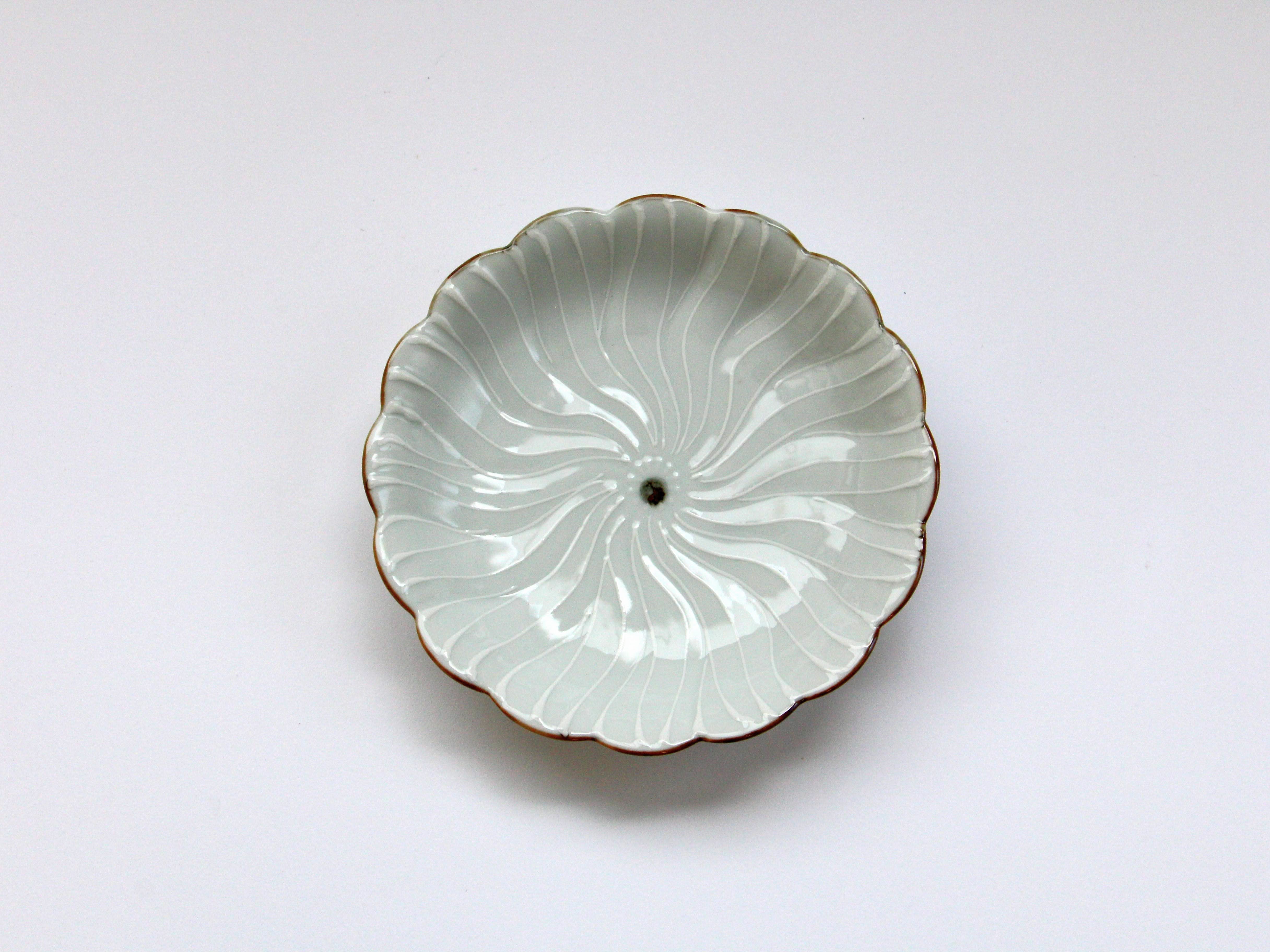 Ichichin petal flower plate white porcelain [Tokushichigama]