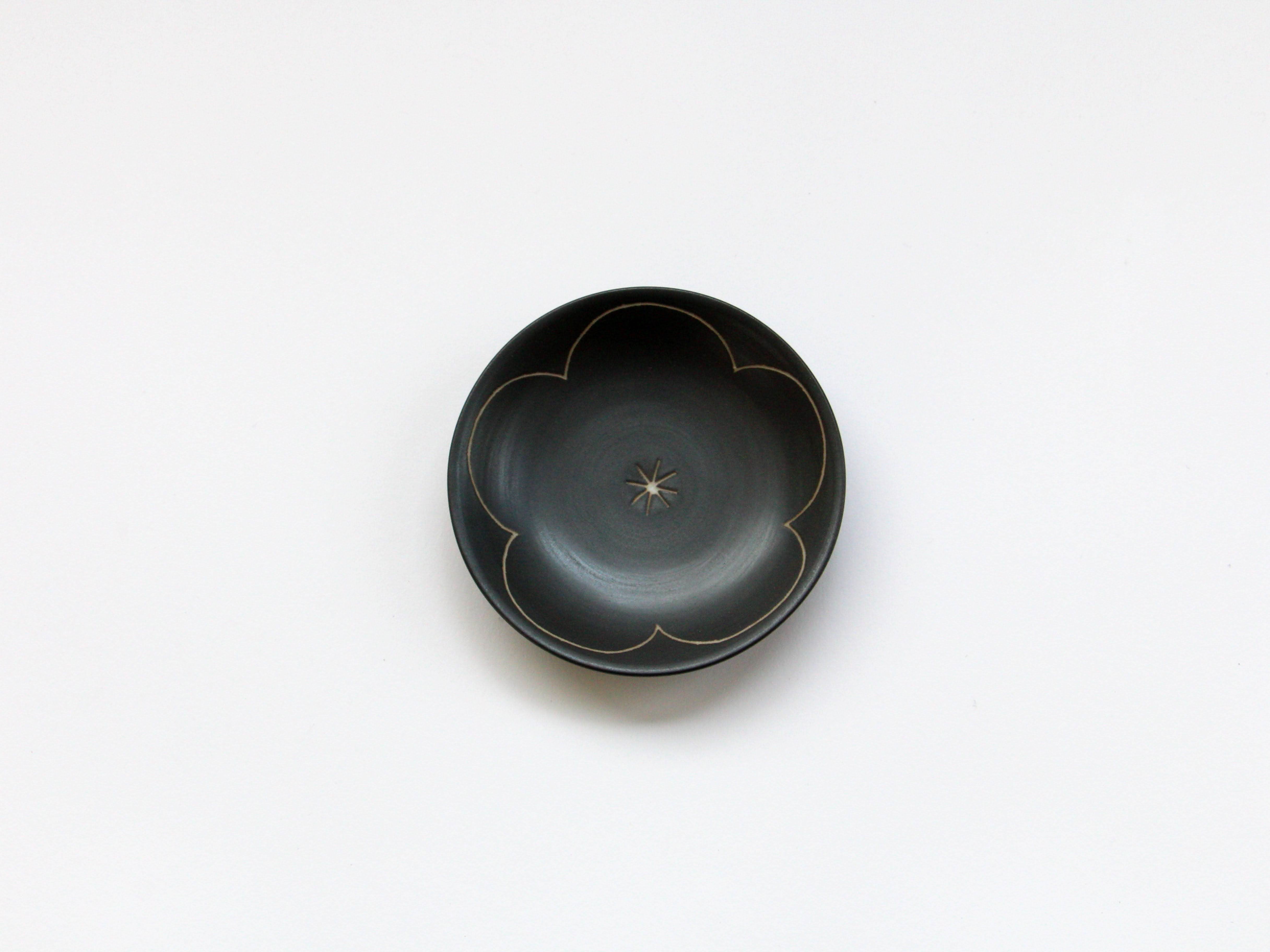 黒陶彫(和)2.5寸皿 ウメ【田森陶園】
