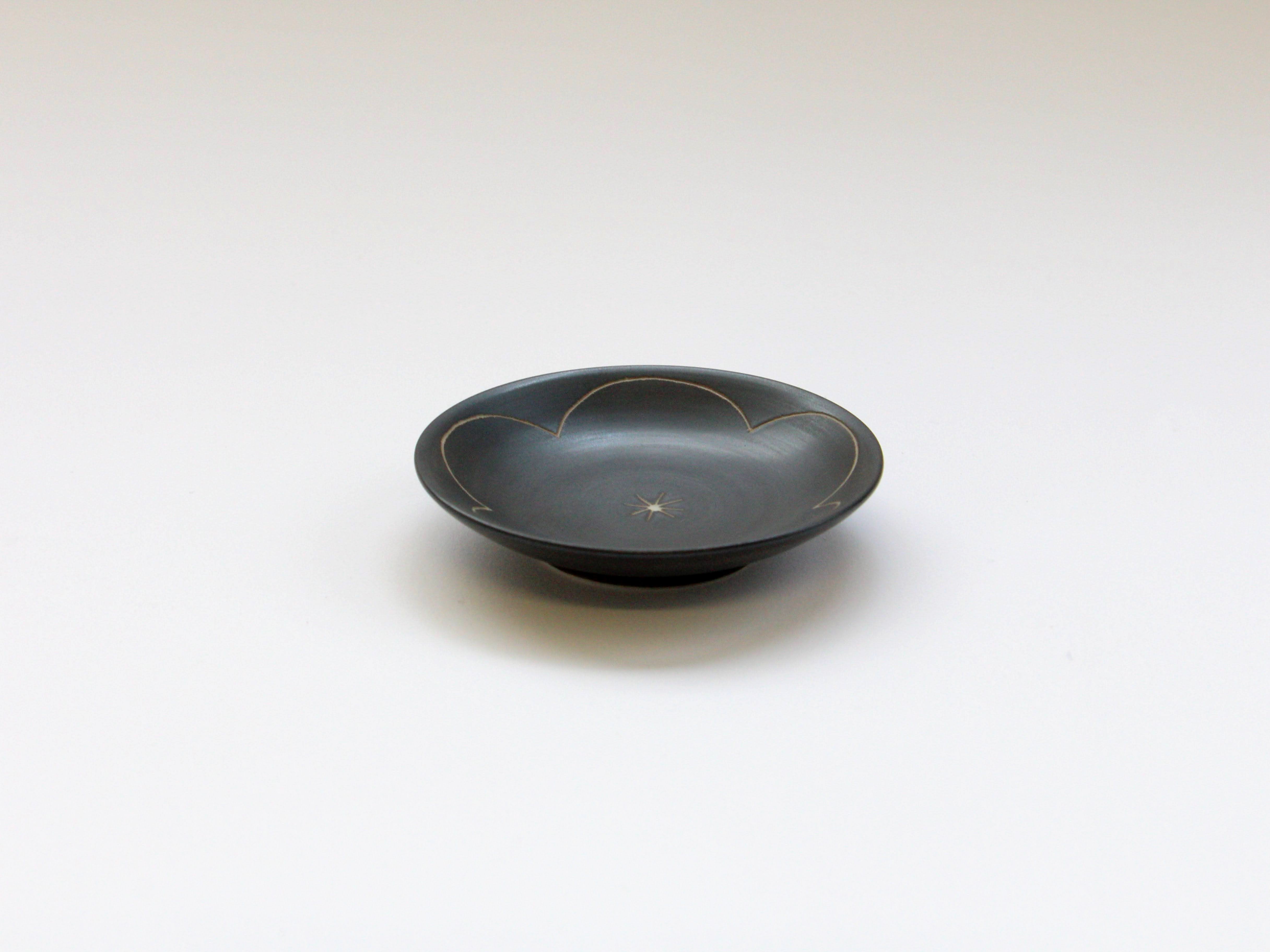 黒陶彫(和)2.5寸皿 ウメ【田森陶園】
