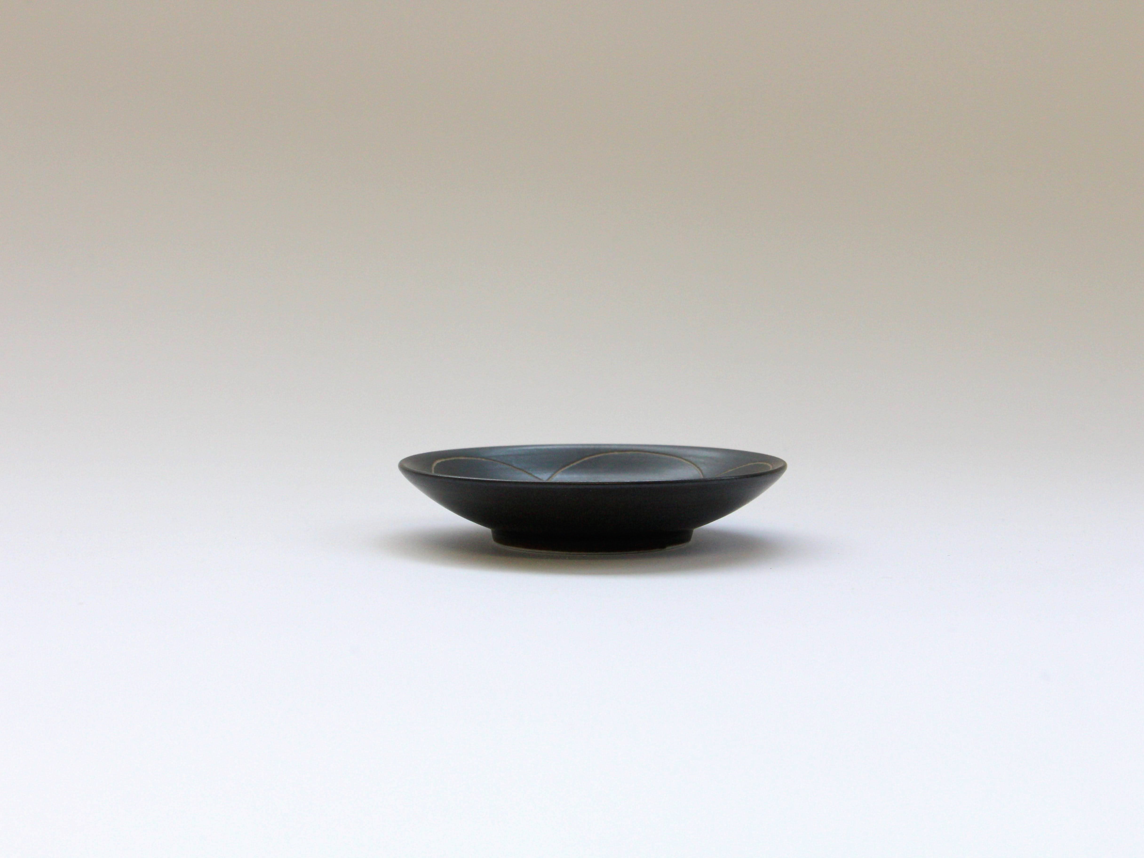 Black ceramic carving (Japanese) 2.5-inch plate Ume [Tamori Touen]