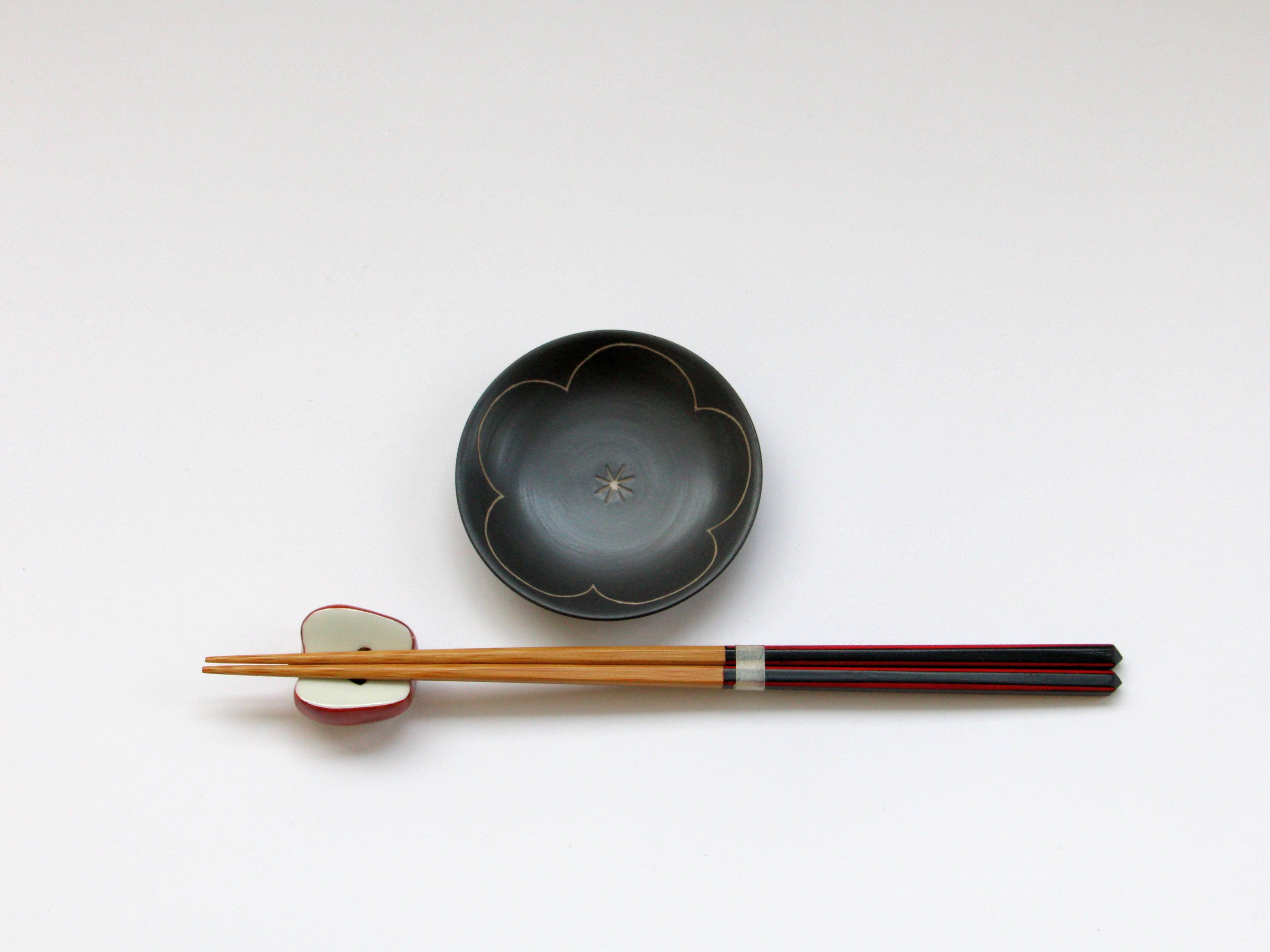 Black ceramic carving (Japanese) 2.5-inch plate Ume [Tamori Touen]