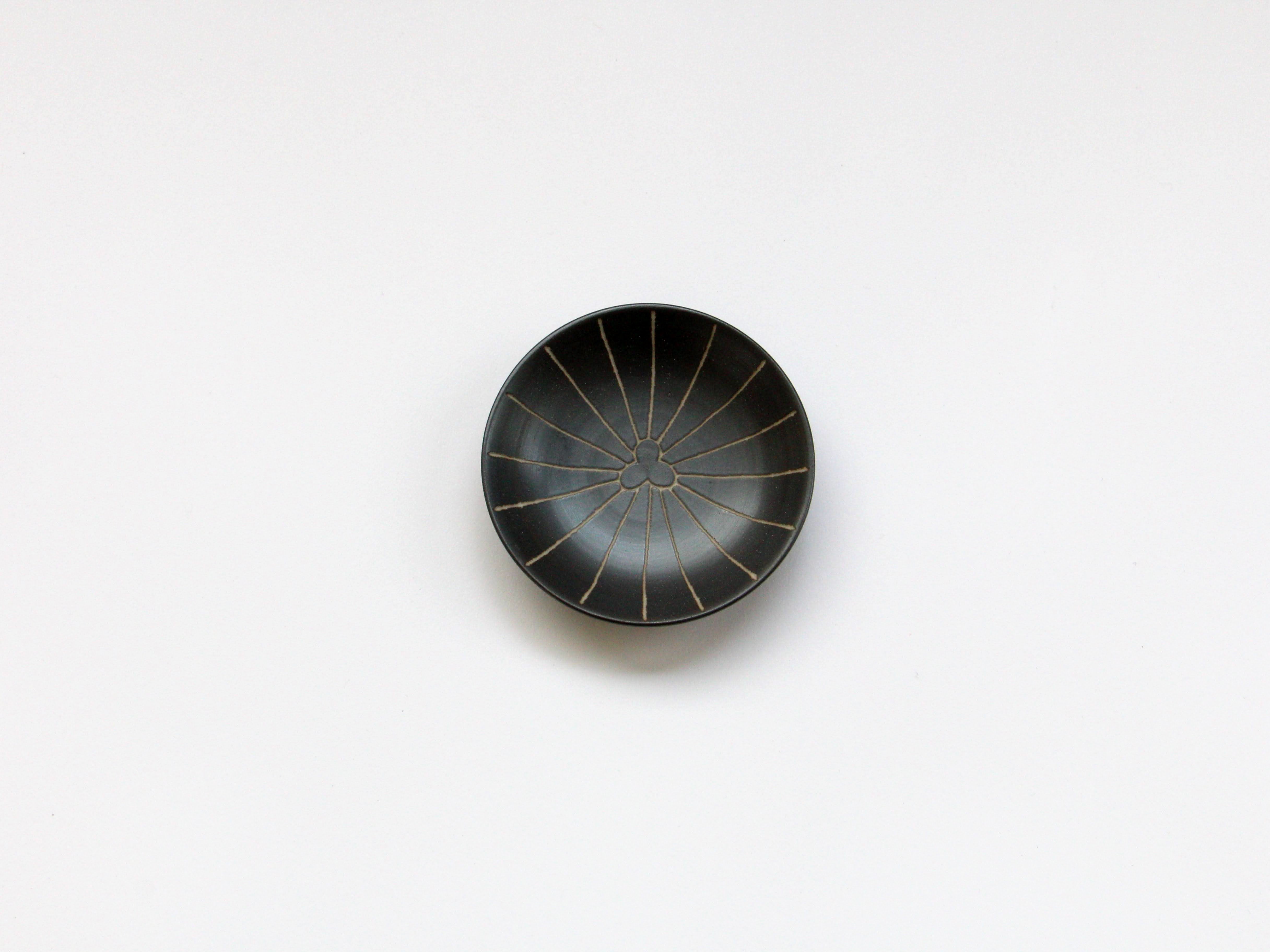 Black ceramic carving (Japanese) 2.5 inch plate Matsu [Tamori Toen]