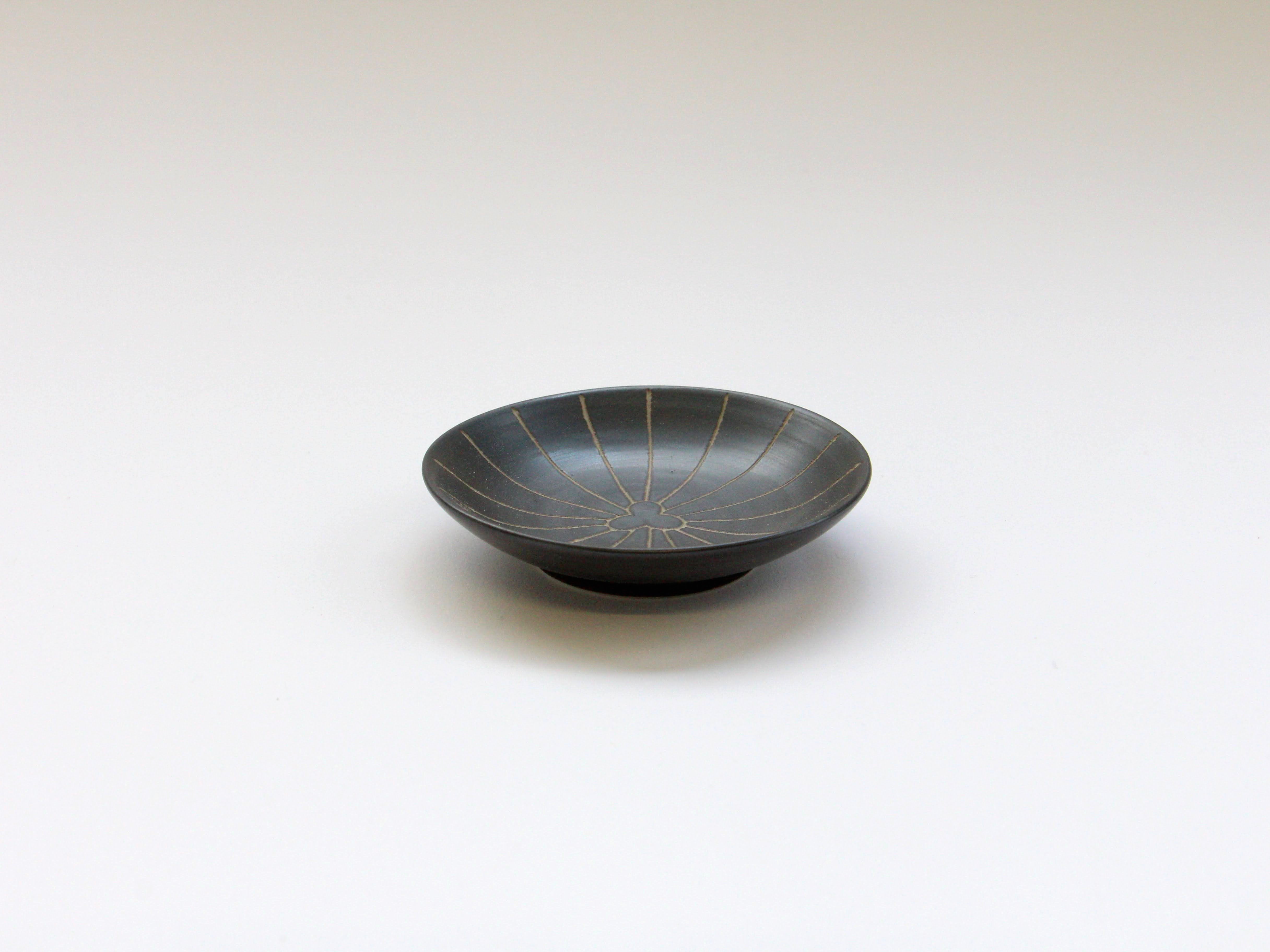 Black ceramic carving (Japanese) 2.5 inch plate Matsu [Tamori Toen]