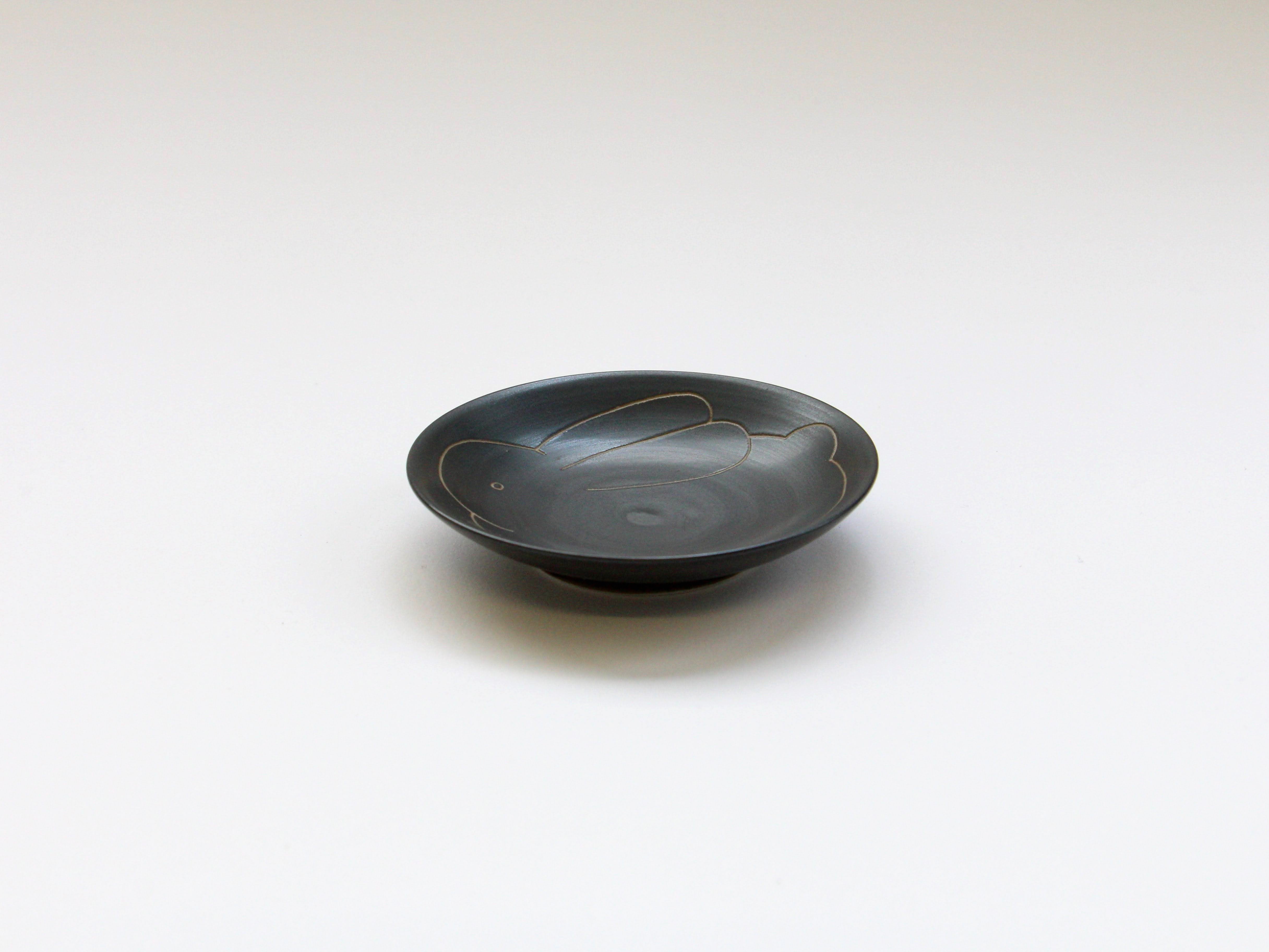 Black ceramic carving (Japanese) 2.5 inch plate rabbit [Tamori Toen]