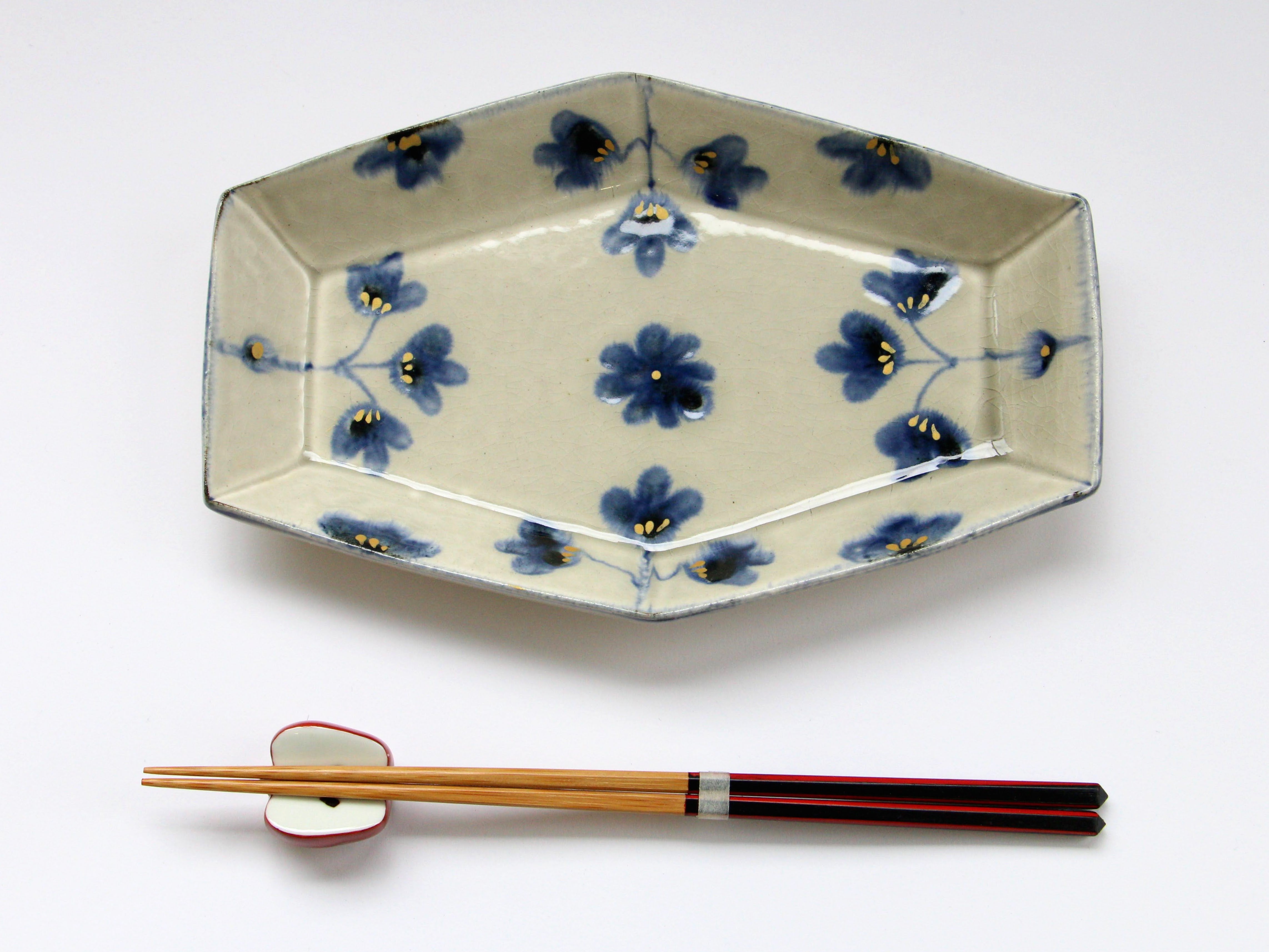 Gold colored clay glaze hexagonal plate with flower pattern medium [Kituru Seito]