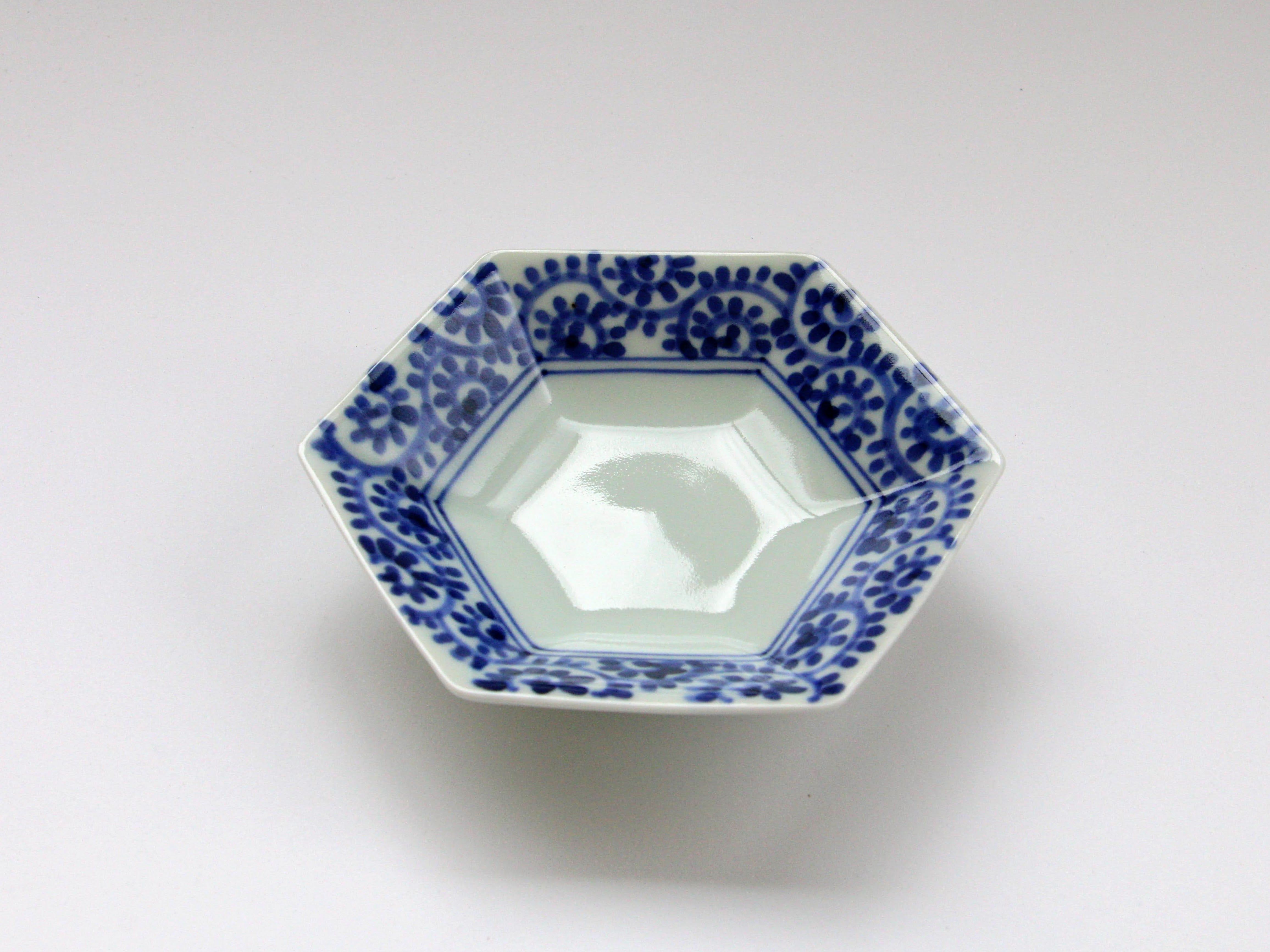 梶原靖元 「白瓷花染付・六寸皿」／初源伊万里 唐津 絵付け - 皿