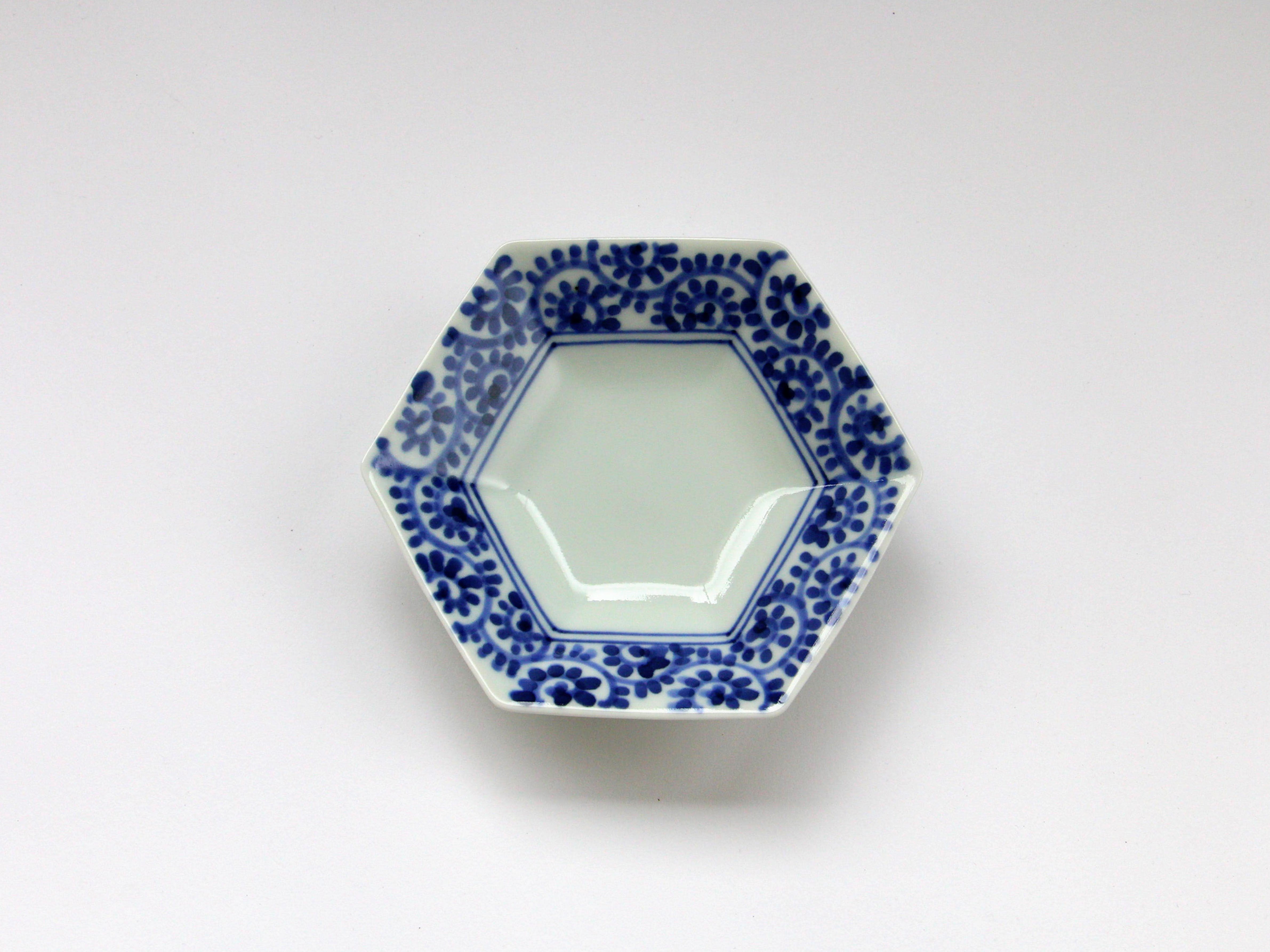 Fuchi octopus arabesque hexagonal plate [Ken Kaji porcelain]