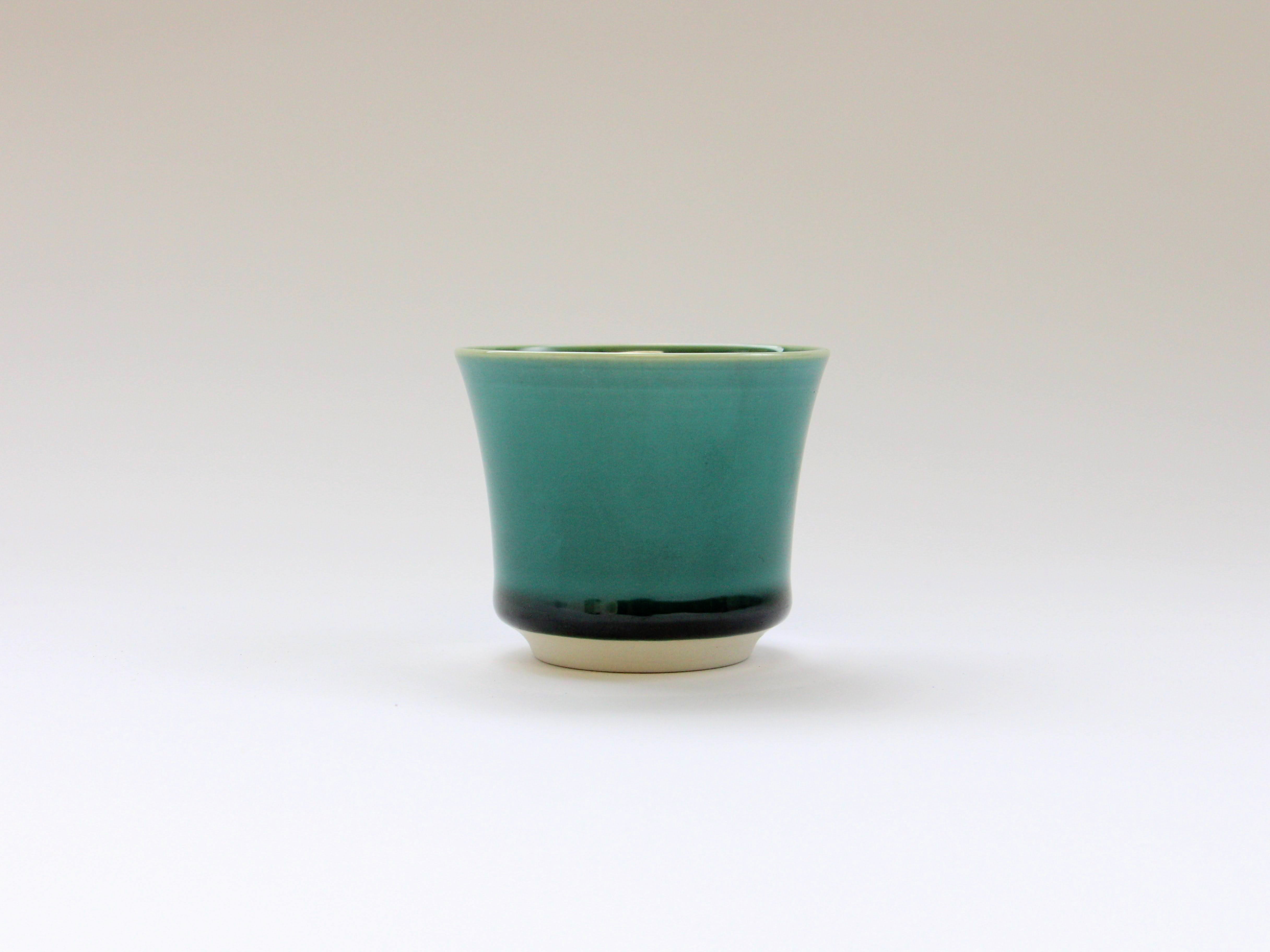 Dark green glazed hemp leaf carved sake glass [Kajiken Seiji]