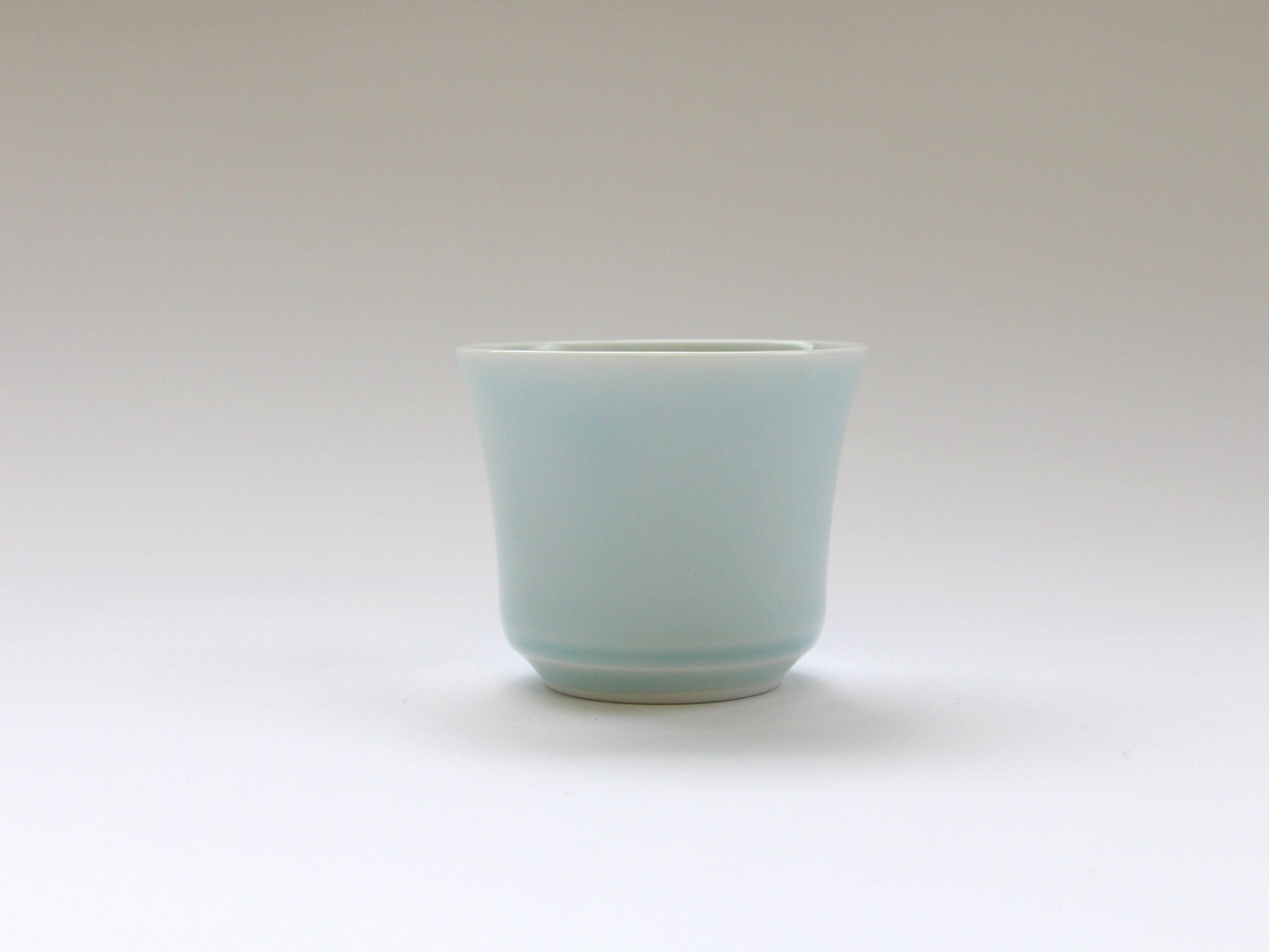 Blue and white porcelain blue hemp leaf carved sake glass [Kajiken Seiji]