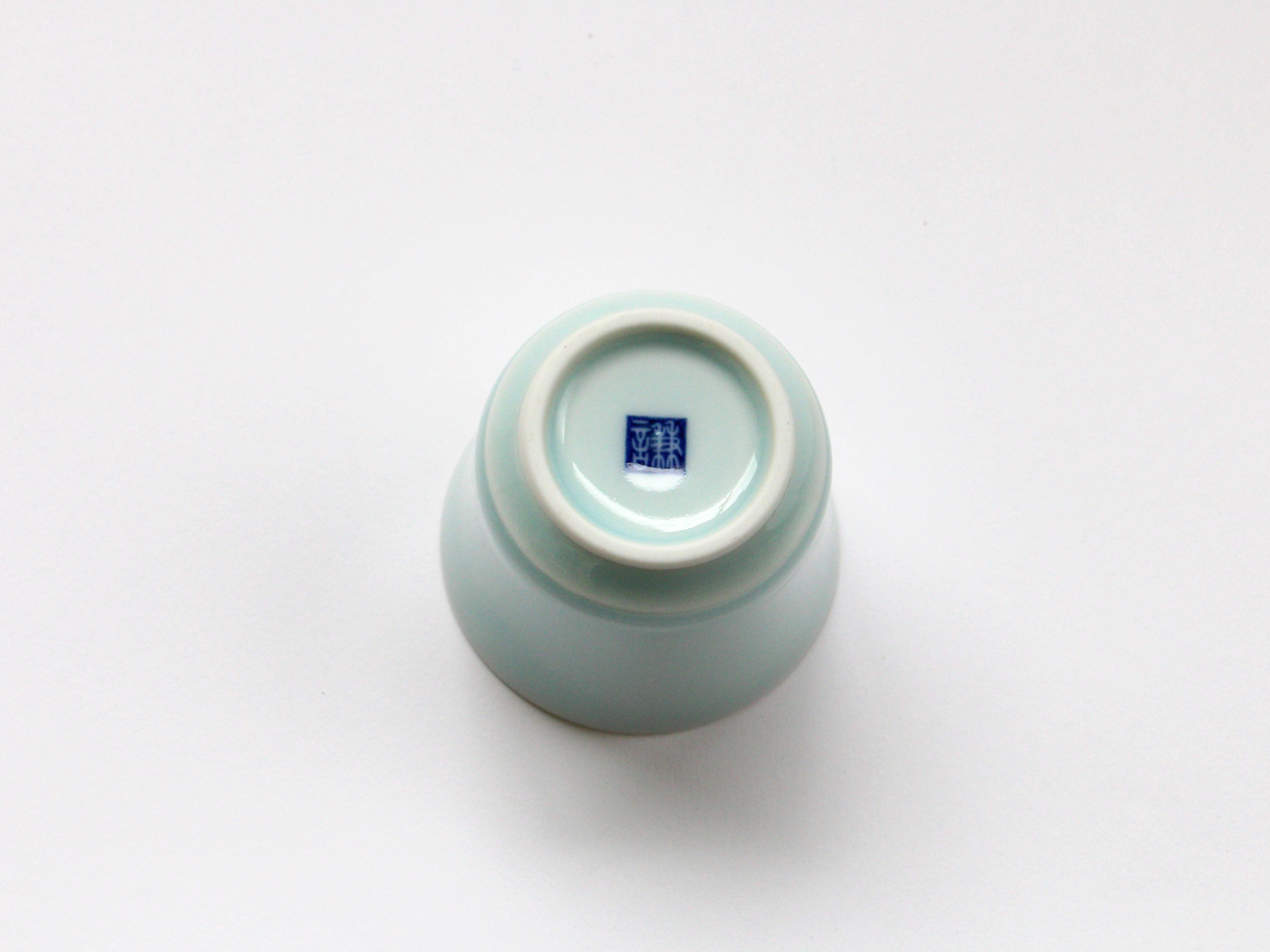 Blue and white porcelain blue hemp leaf carved sake glass [Kajiken Seiji]