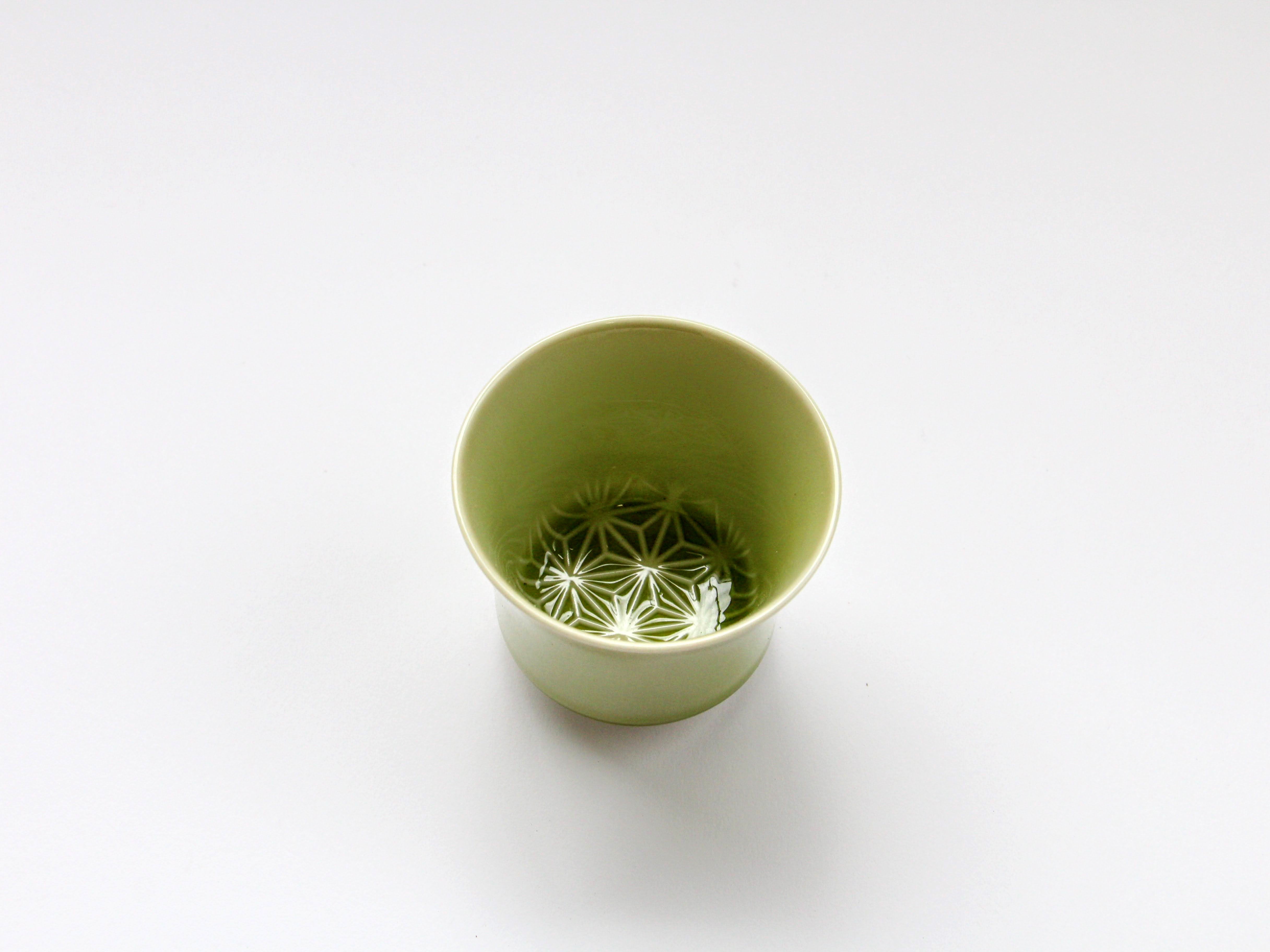 Siskin glaze hemp leaf carved sake glass [Kajiken Seiji]