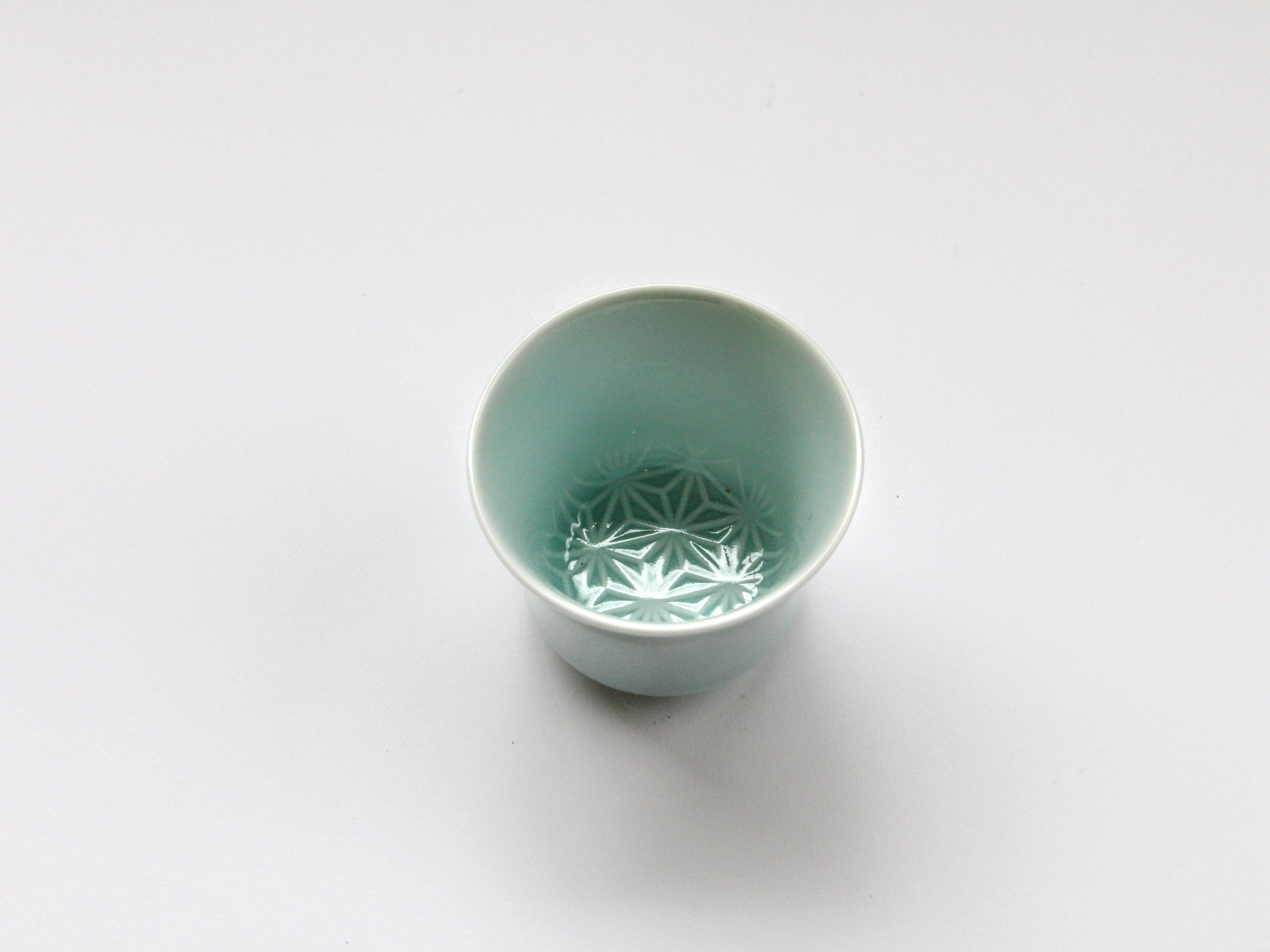 Blue and white porcelain hemp leaf carved sake glass [Kajiken Seiji]