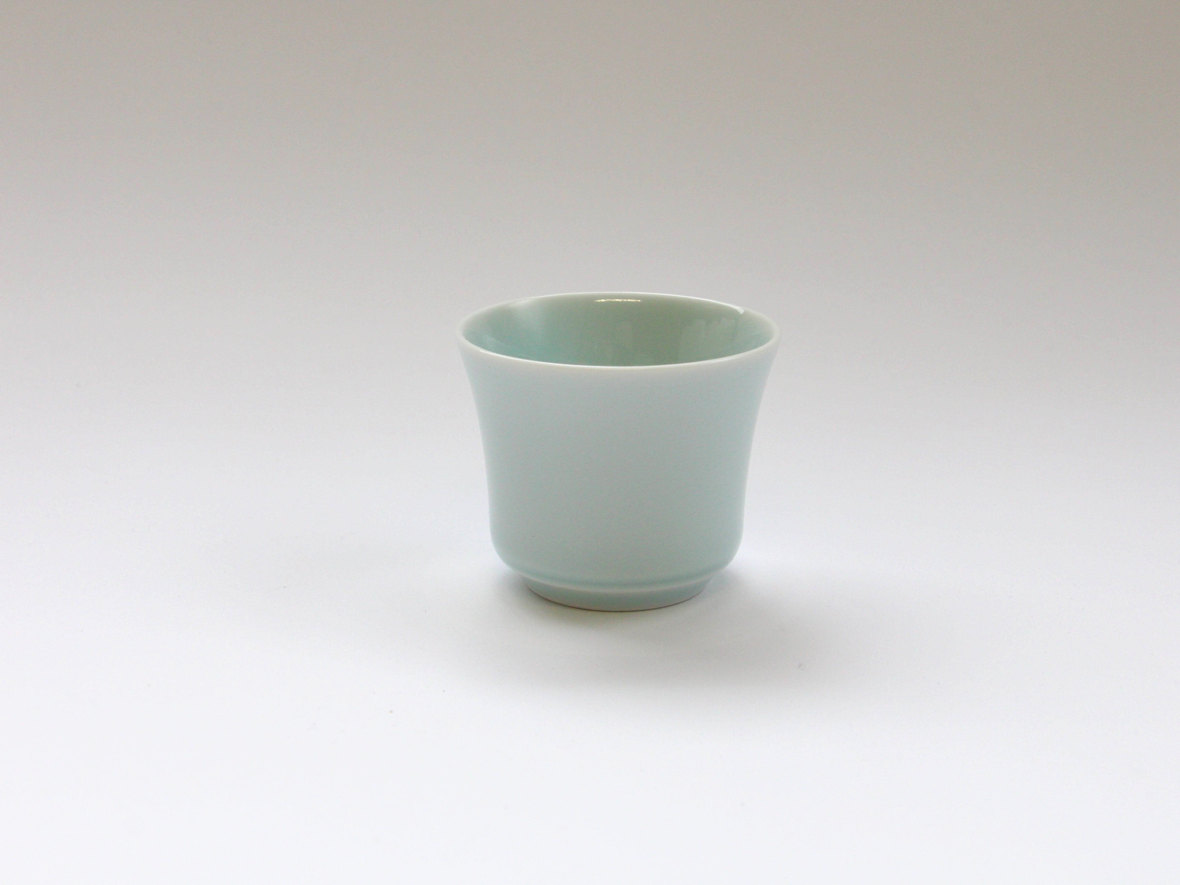 Blue and white porcelain hemp leaf carved sake glass [Kajiken Seiji]