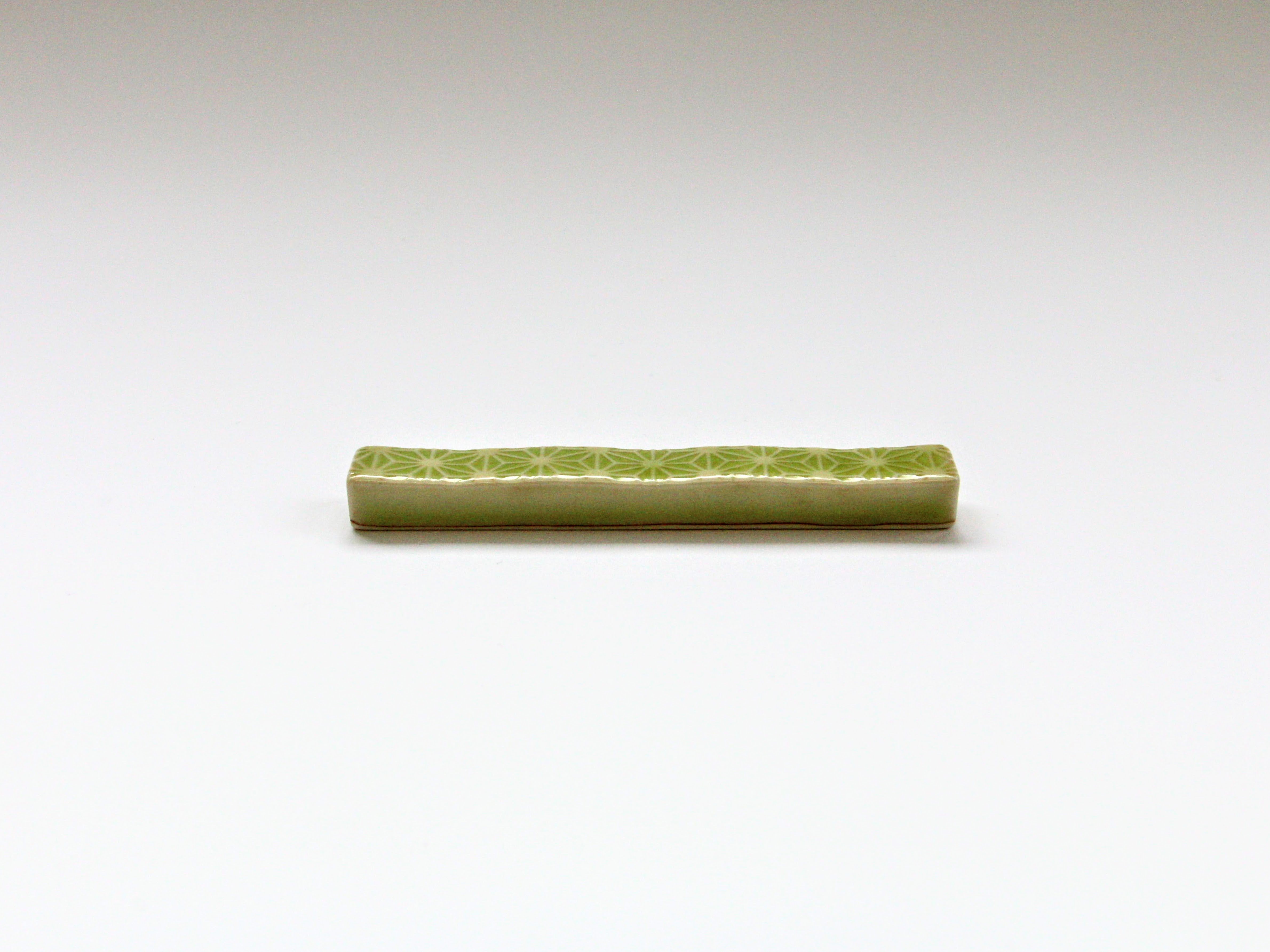 Siskin glaze hemp leaf carving long angle rest [Kajiken Seiji]