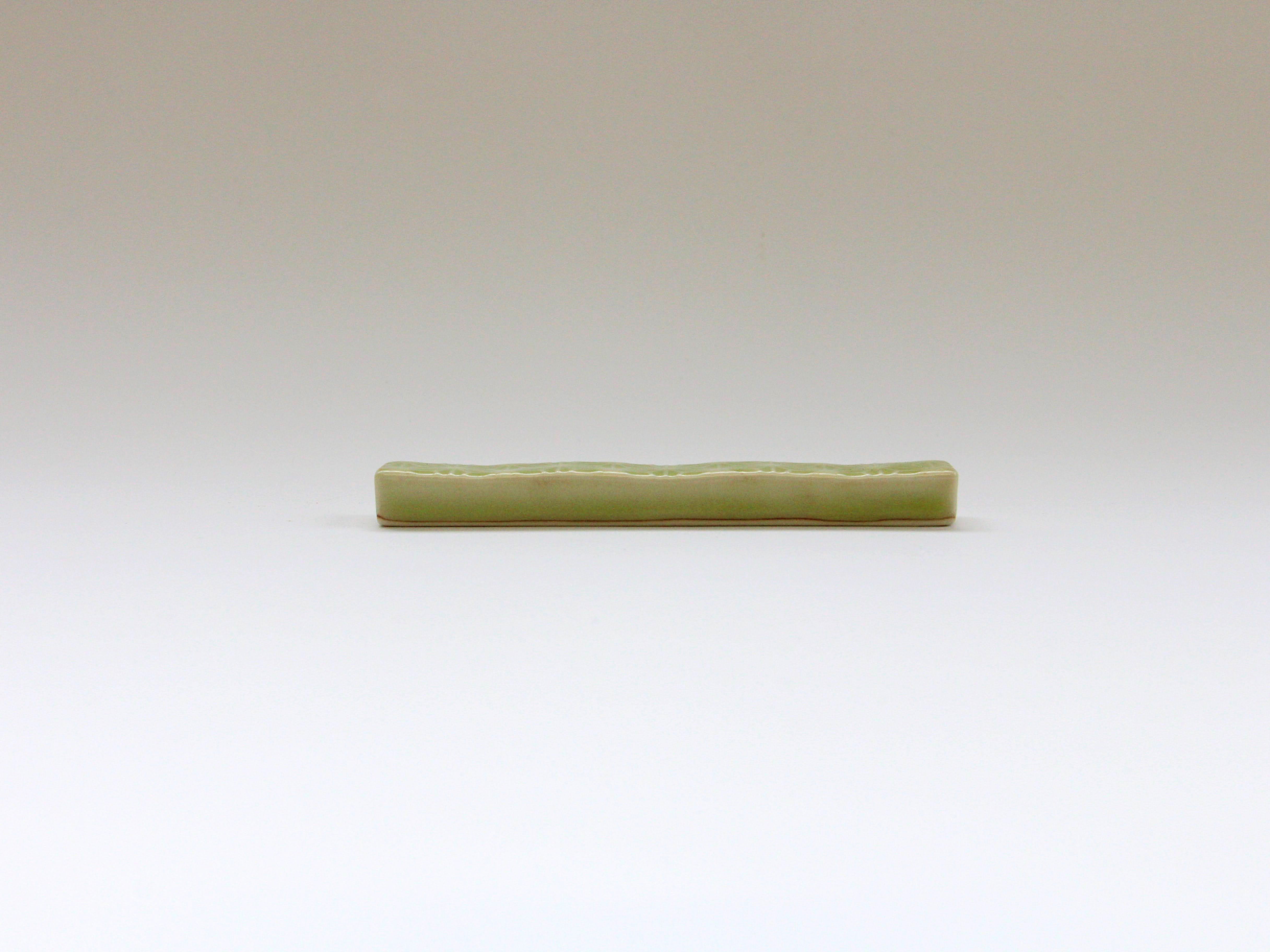 Siskin glaze hemp leaf carving long angle rest [Kajiken Seiji]