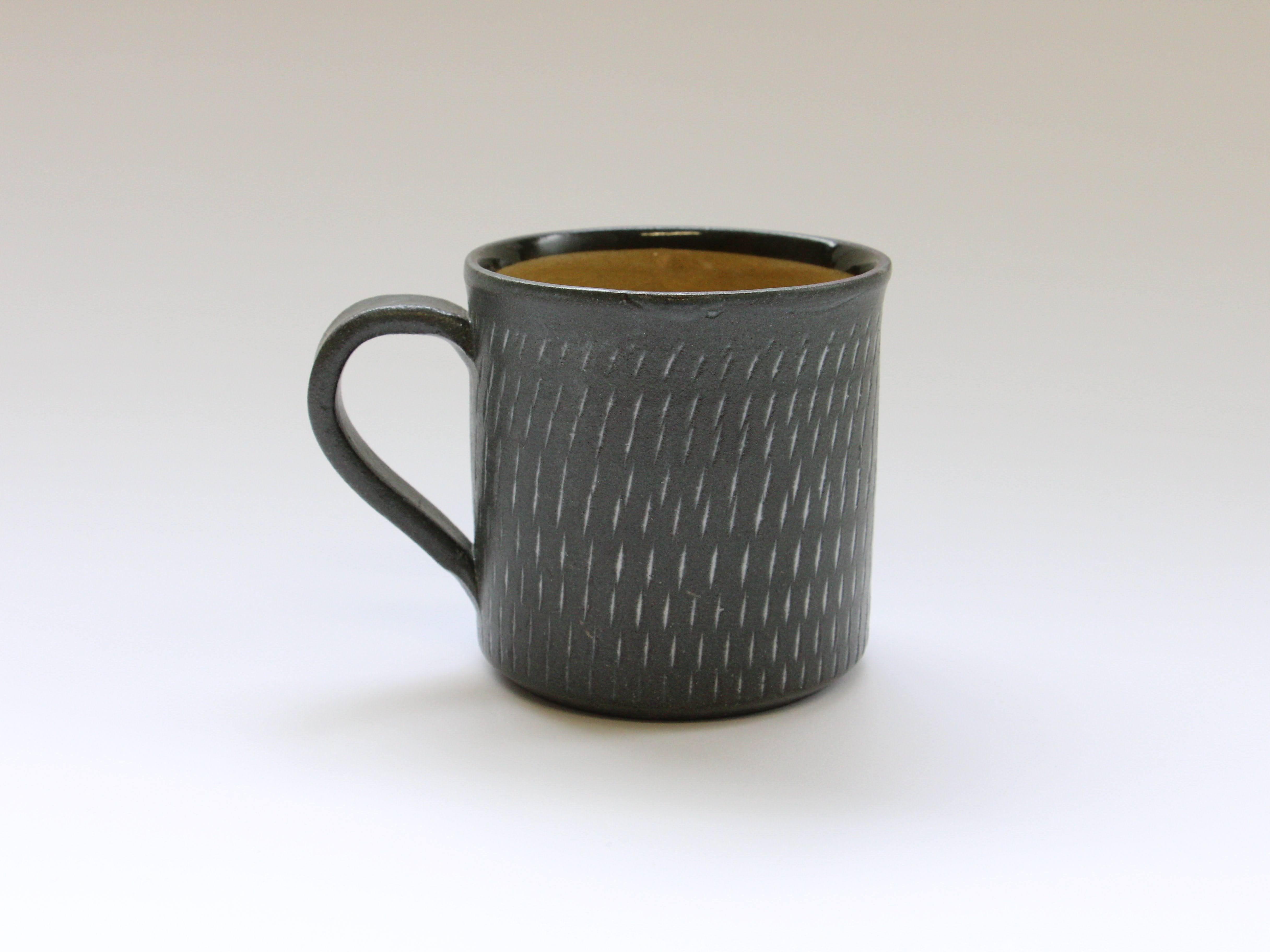Black clay Tobikanna mug [Seitoen]