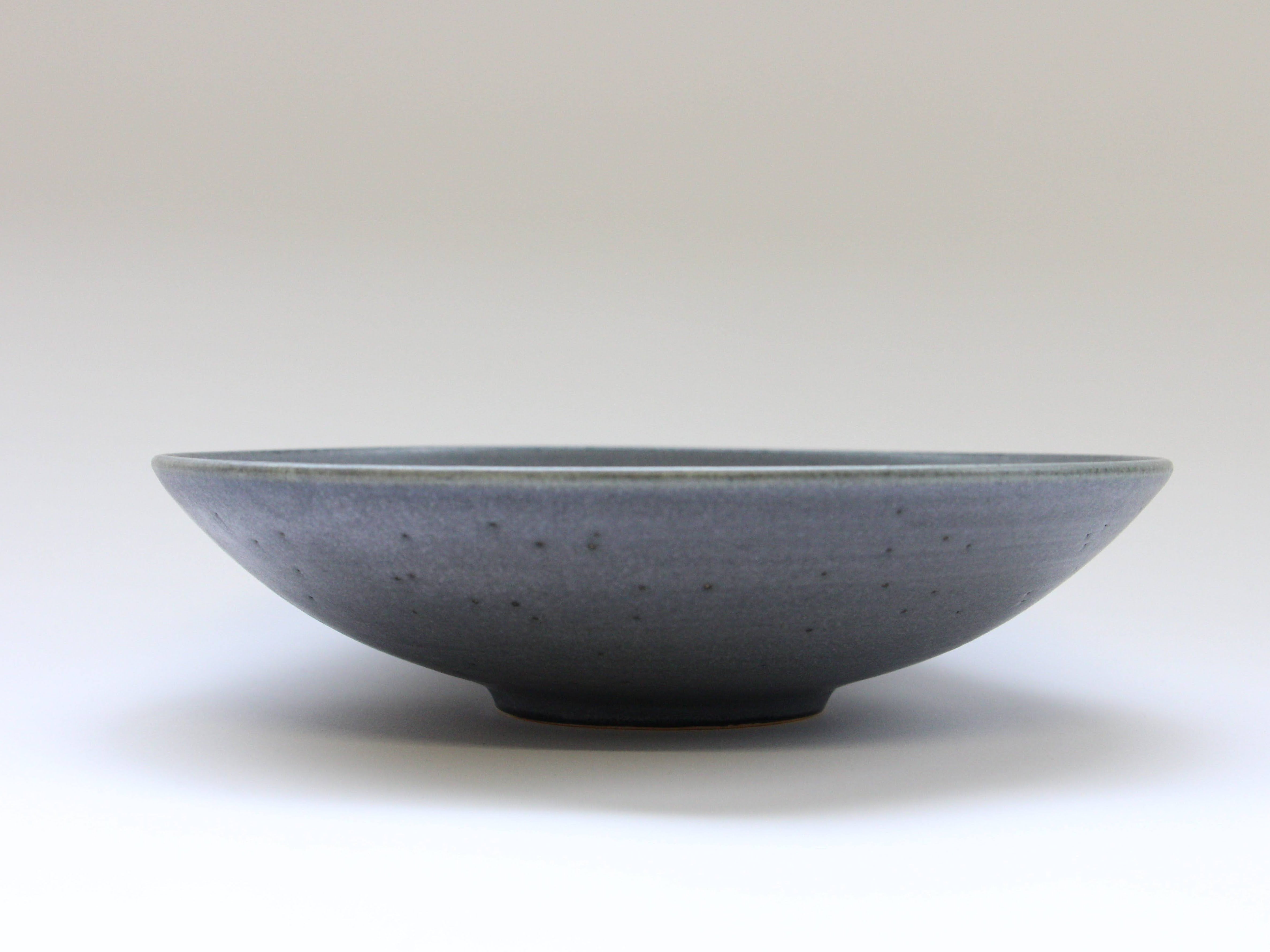 Gray navy blue 7-inch shallow bowl [Bunzan Kanae]