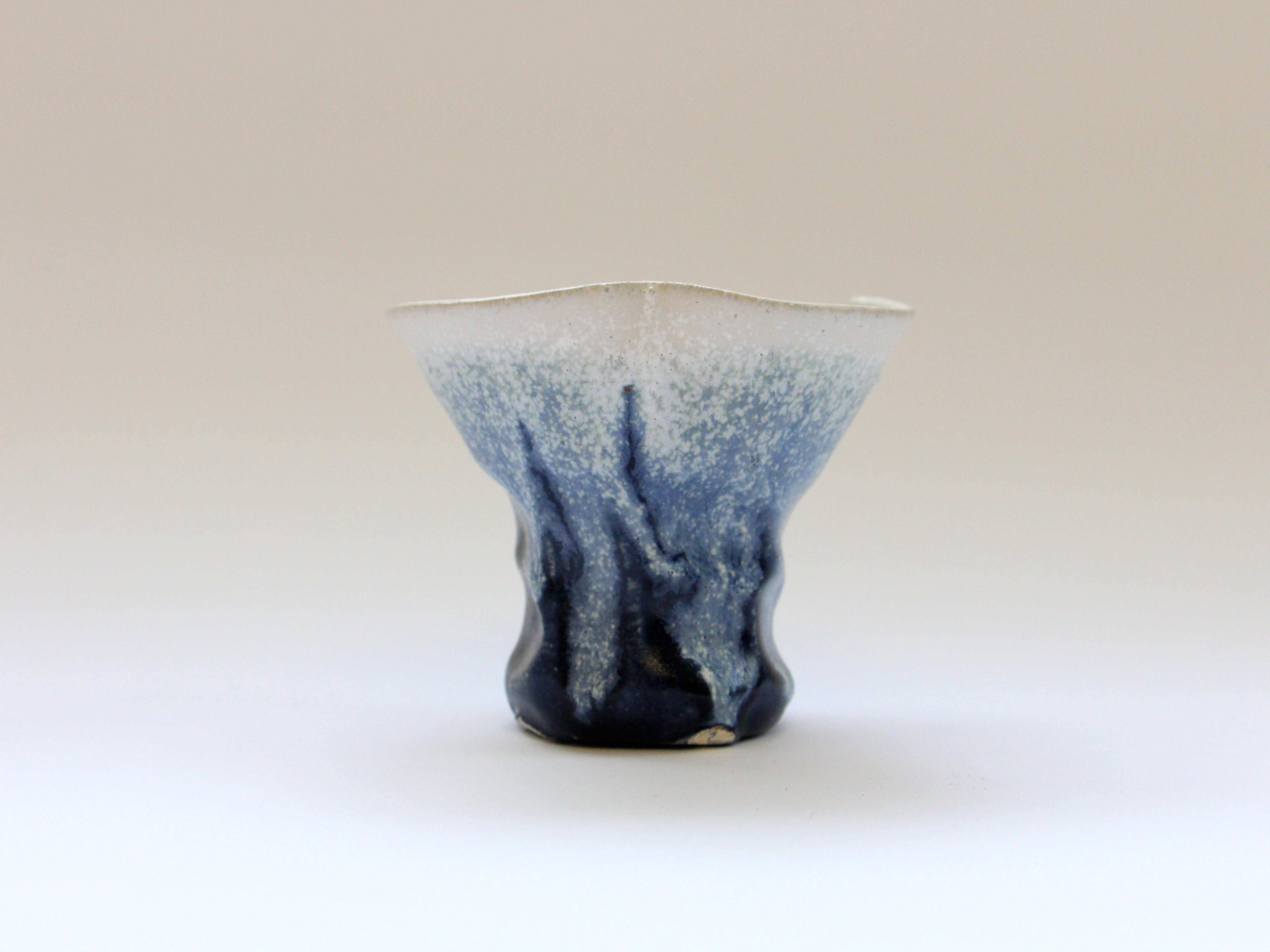 Deep blue glaze white mat ring flower hill small bowl [Kazuhito Yamamoto]