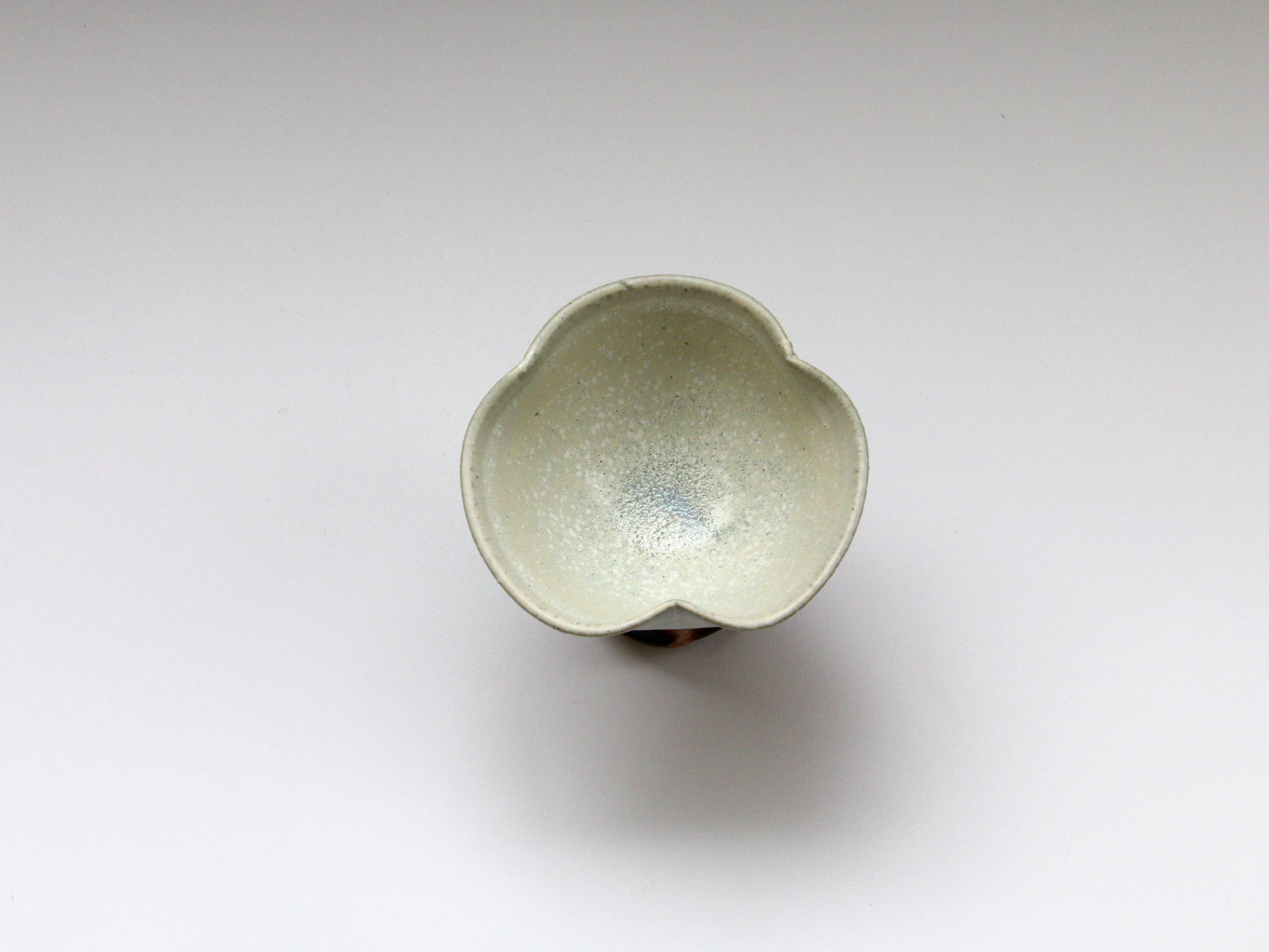 Maron glaze white mat ring flower hill small bowl [Kazuhito Yamamoto]